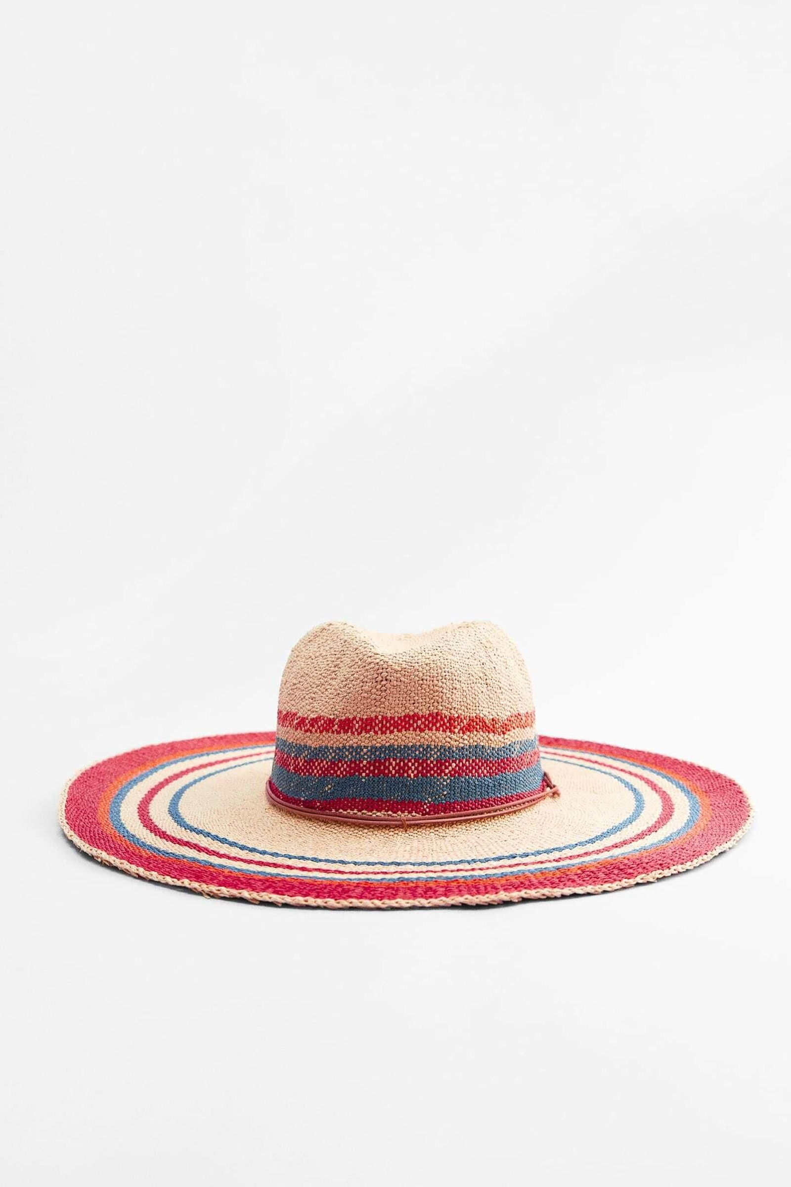 Sombrero de rayas de Zara.