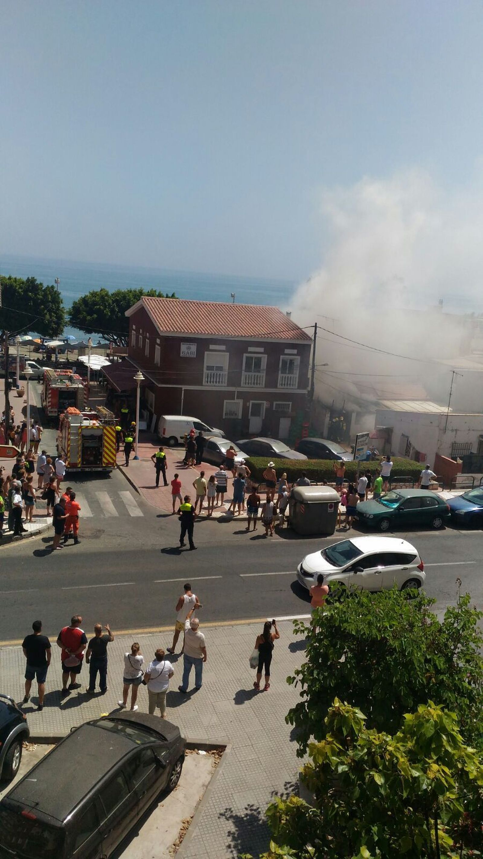 Vecinos, en la zona en que se produjo el fuego.