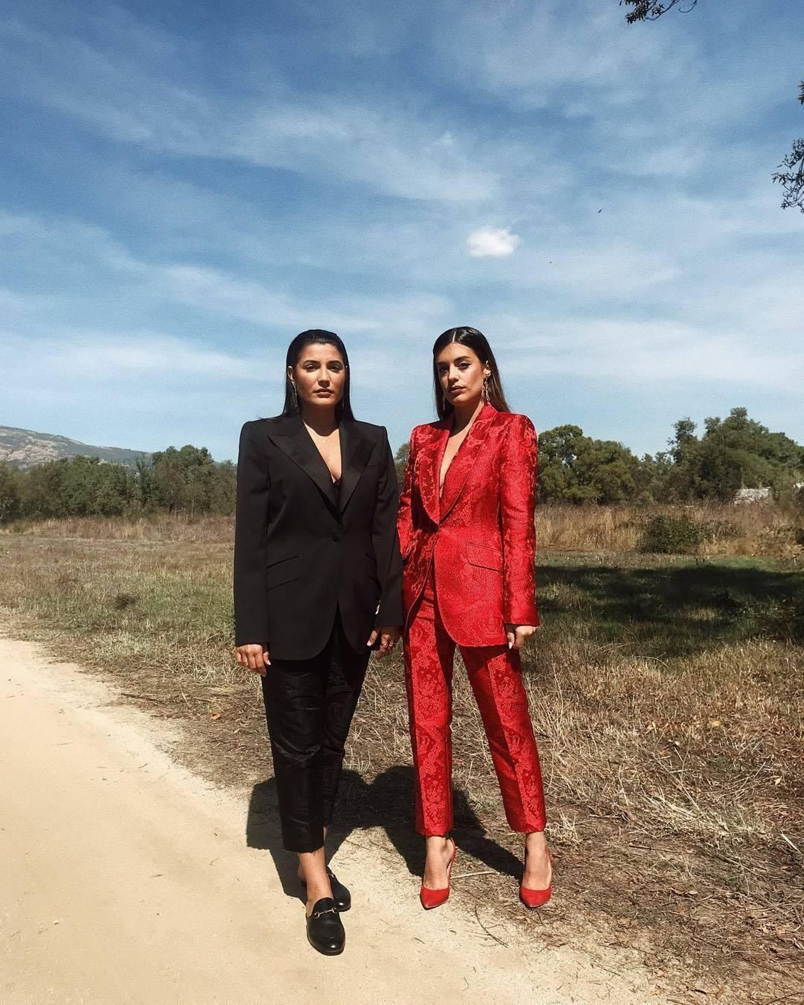 Dulceida y Alba aportaron por ir en traje, ambos de Dolce & Gabbana. Instagram Los looks de invitadas de la Boda de Pelayo Día y Andy Mc Dougall
