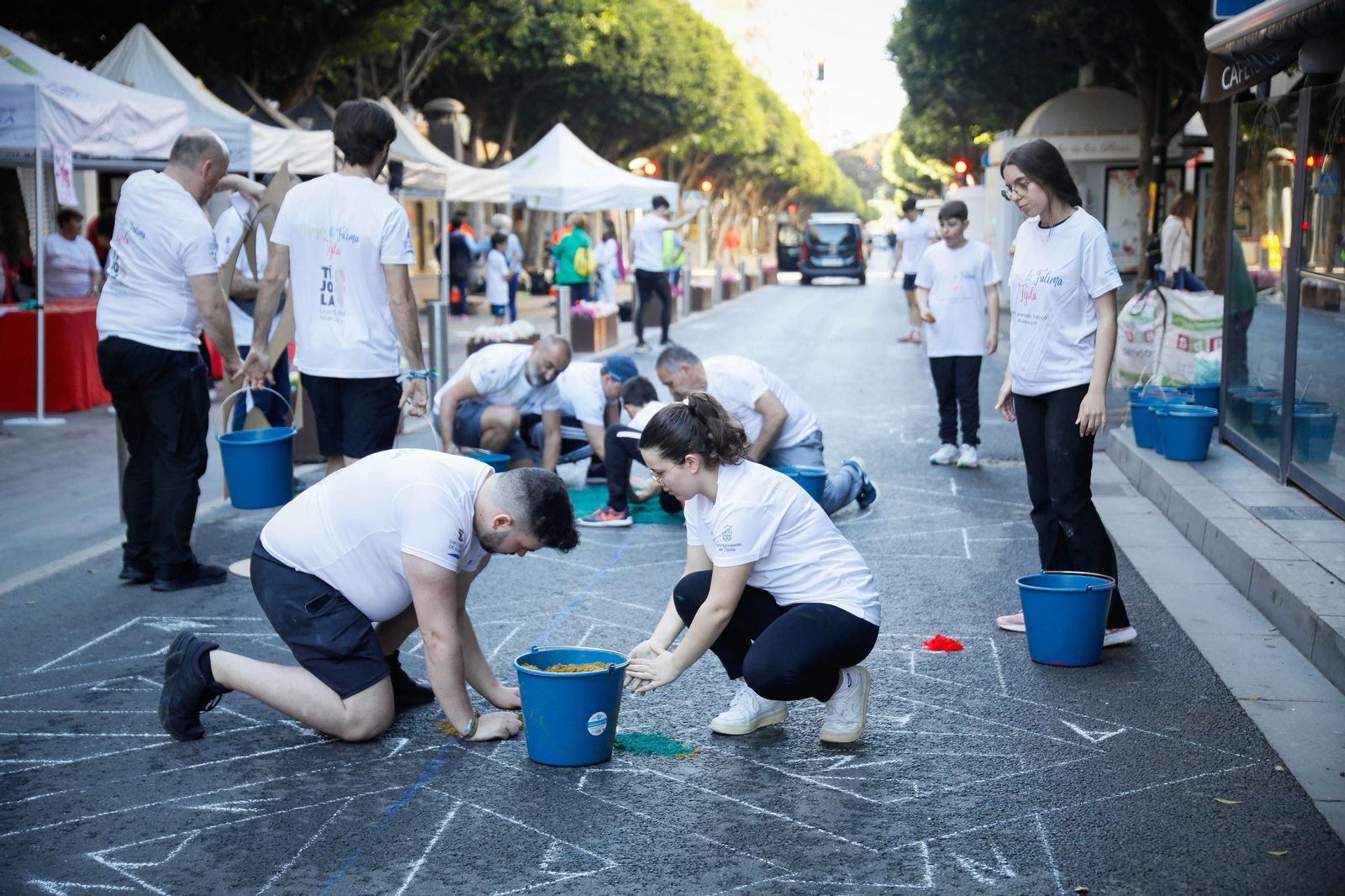 Así es la alfombra de serrín de 60 metros en el Paseo de Almería, en imágenes.