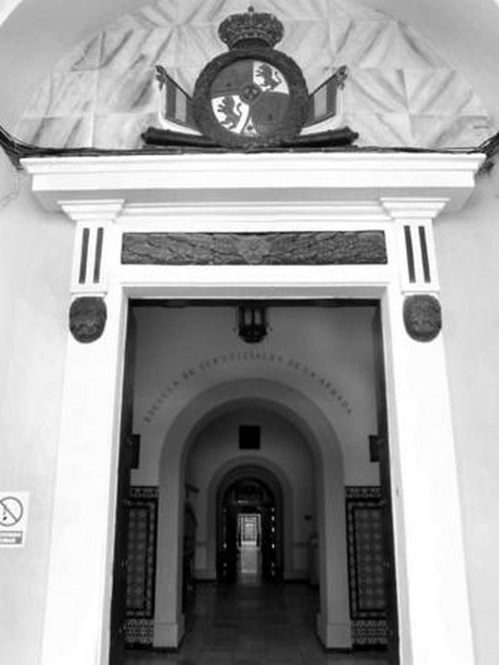 Uno de los accesos de la Escuela de Suboficiales, uno de los edificios ilustrados de San Fernando.