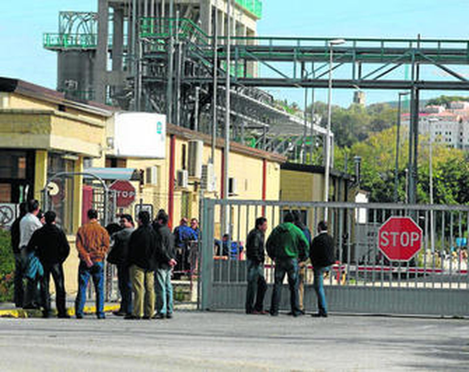 Un grupo de trabajadores en las puertas de Artenius San Roque, la pasada semana.