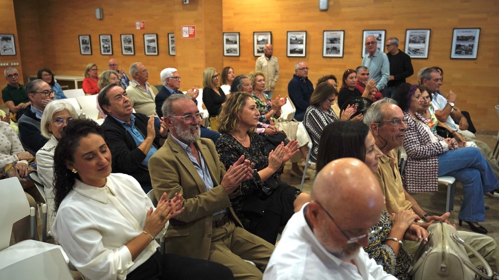 Fotos de la exposición de fotos históricas de Miguel Ángel del Águila sobre la OPE, en la José Luis Cano