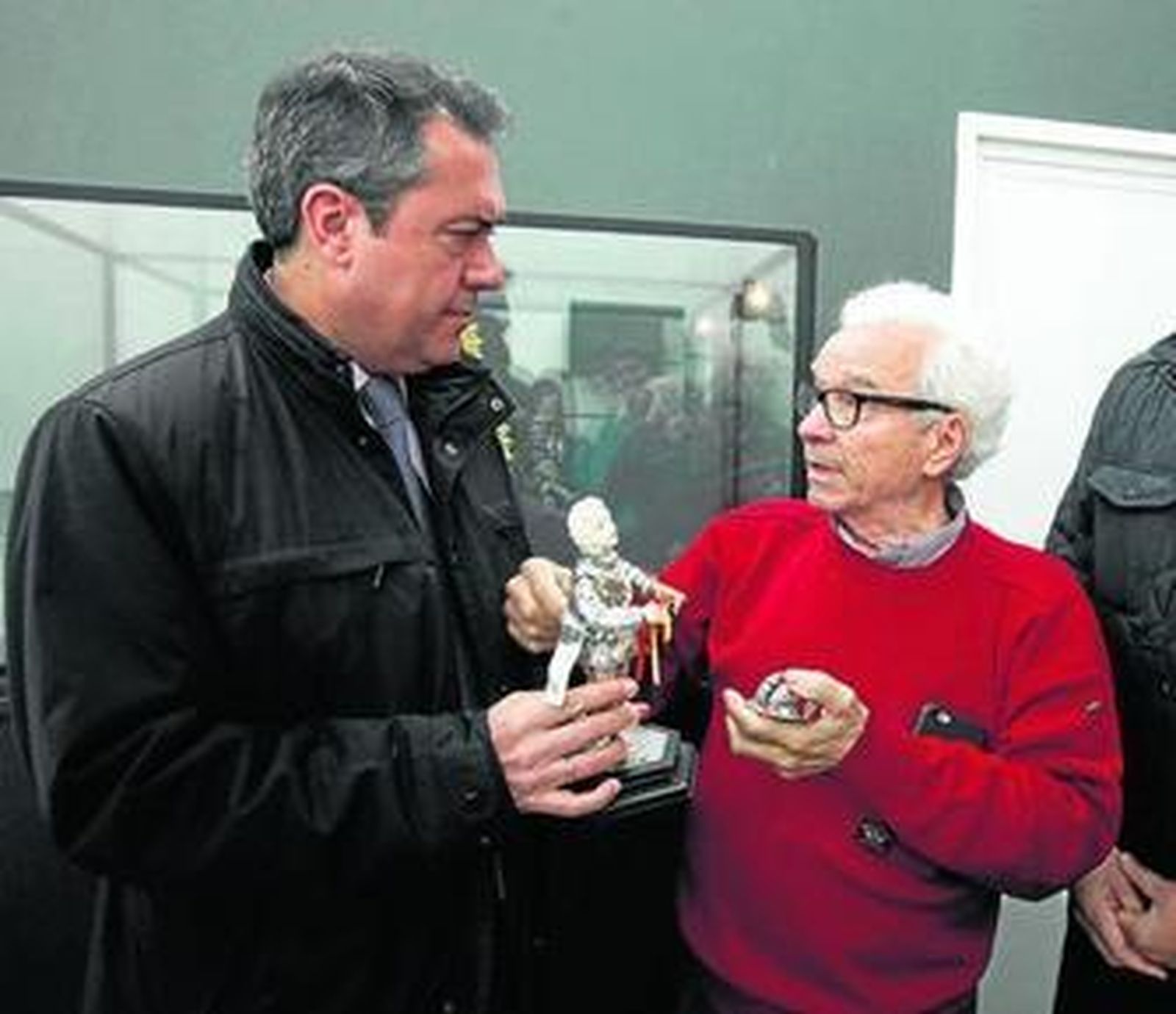 Espadas conversa con el orfebre Ramón León durante su visita ayer a Arte Sacro.