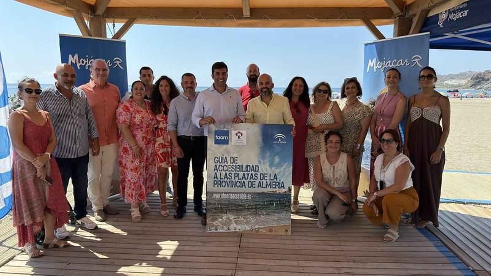 Valentín Sola y Francisco García con autoridades y asociaciones asistentes al acto en Mojácar. Valentín Sola y Francisco García con autoridades y asociaciones asistentes al acto en Mojácar.