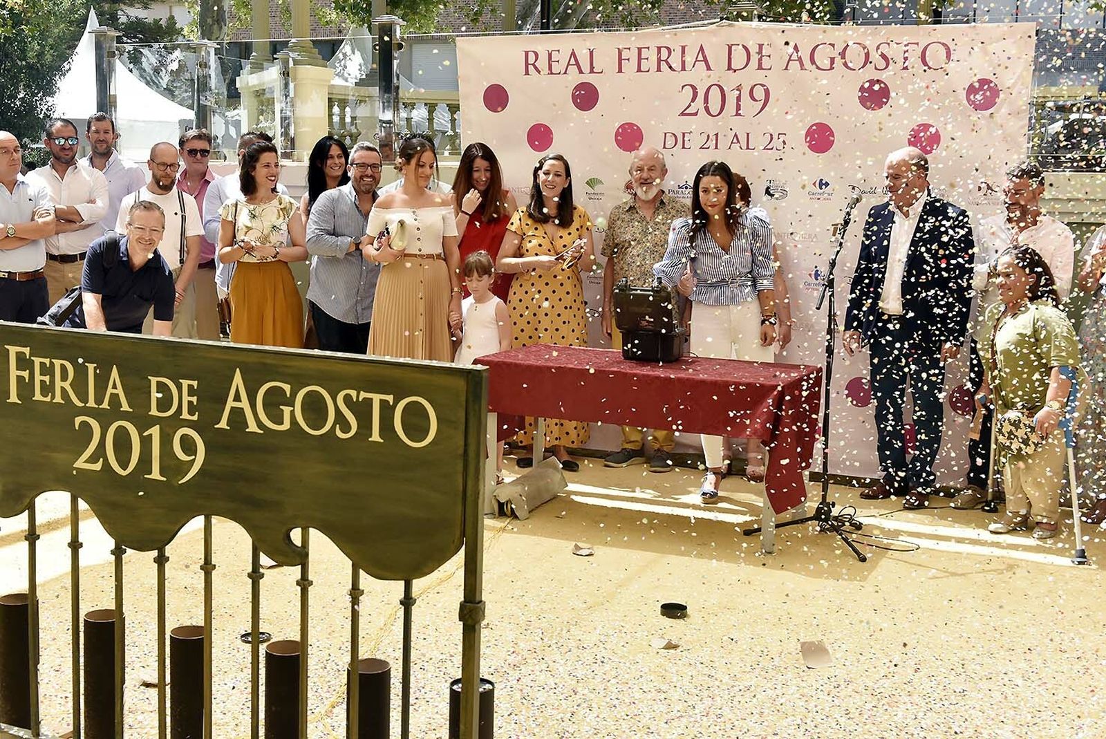 Traca inaugural de la Feria de Antequera con confeti