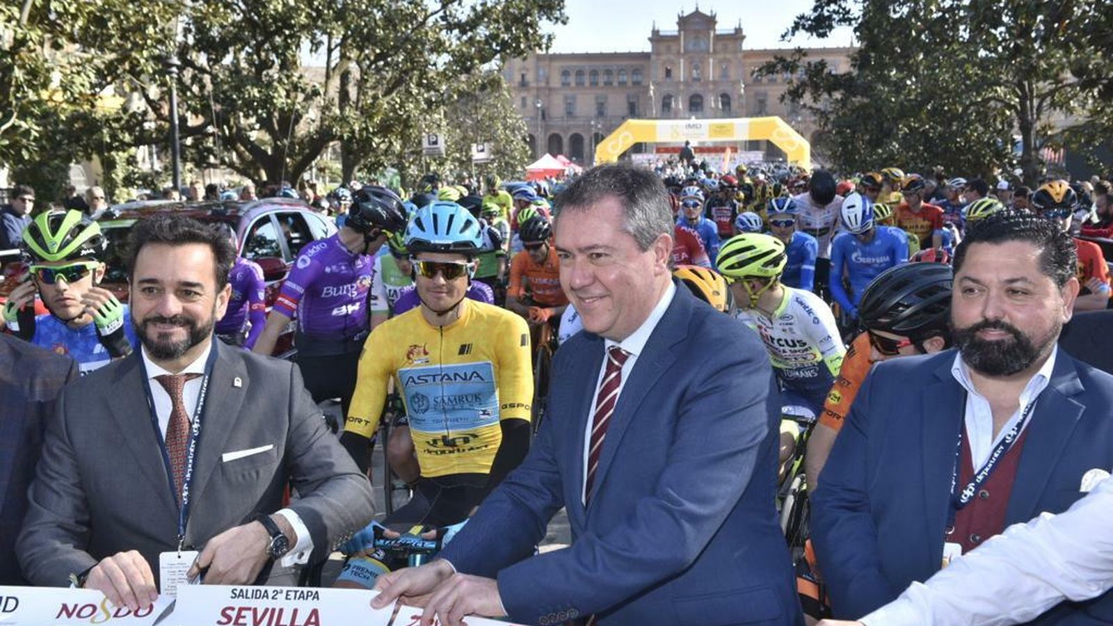 El alcalde de Sevilla, Juan Espadas, corta la cinta antes de la salida de la etapa.