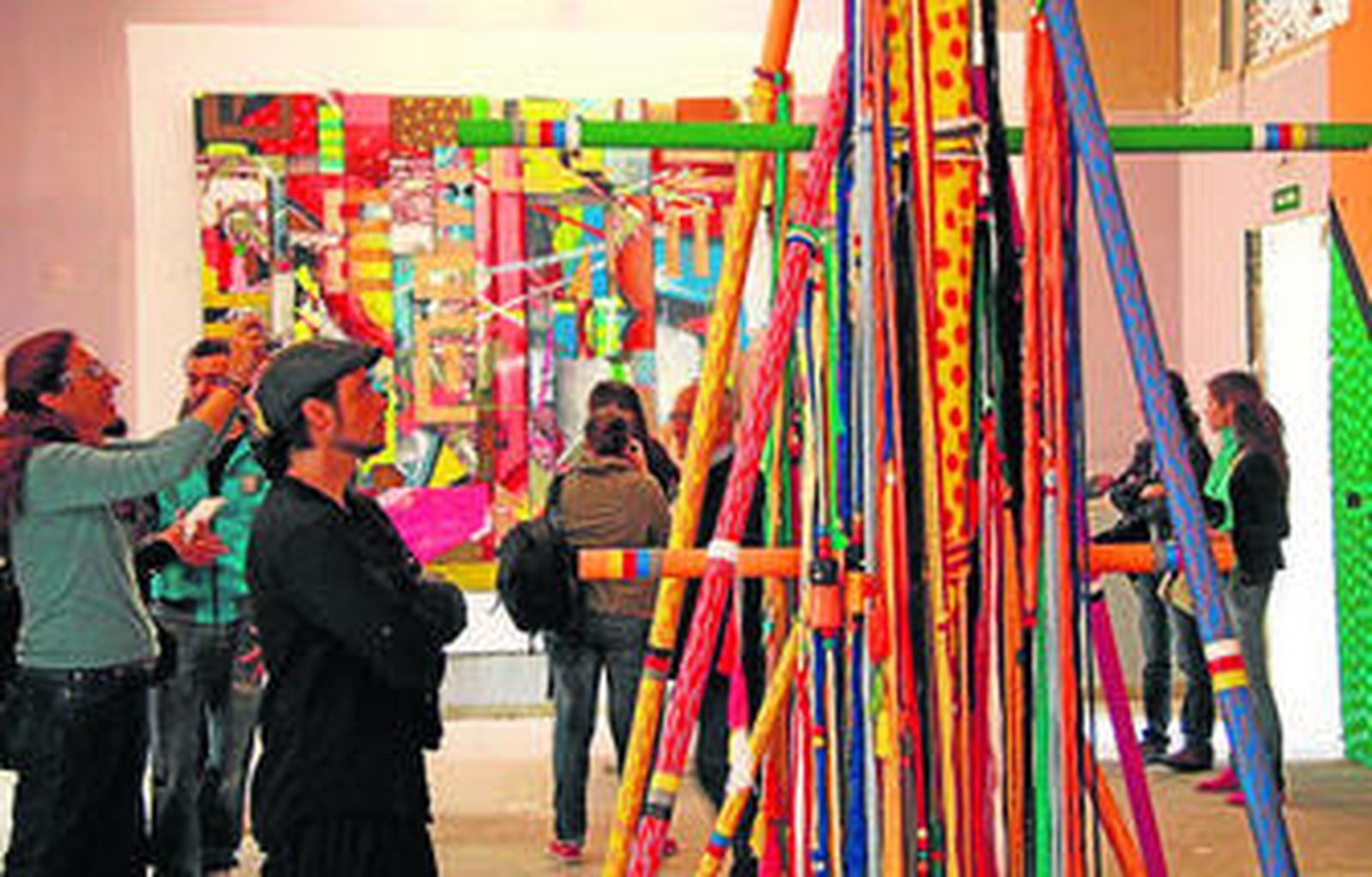 En primer término, Suso33 frente a una de las obras creadas in situ en la primera planta del Cicus.