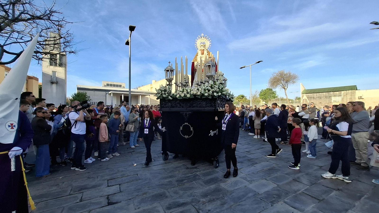 La Virgen de la Trinidad procesionó sobre ruedas