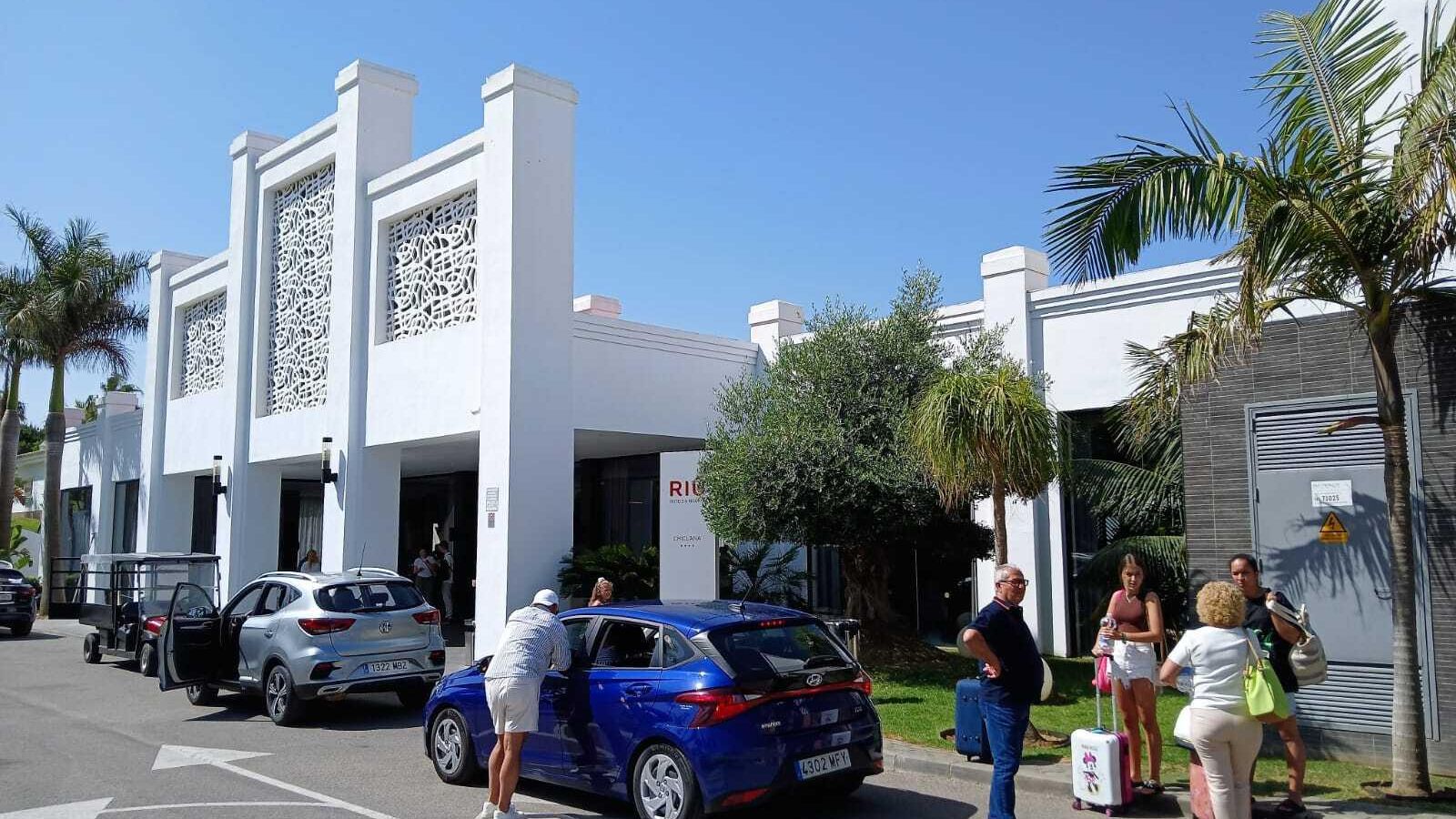 Turistas a la entrada del Hotel Riu en Chiclana,