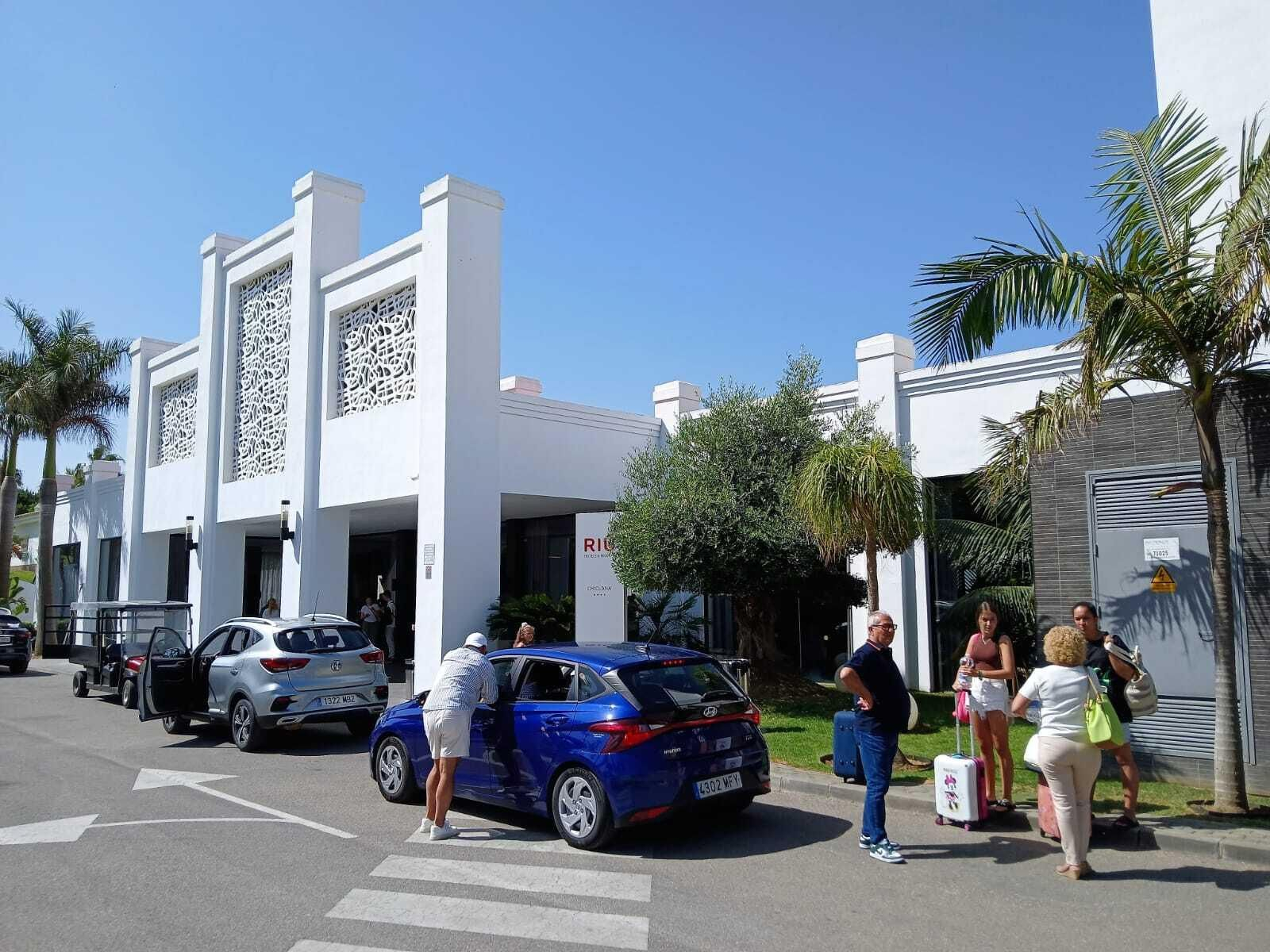 Turistas a la entrada del Hotel Riu en Chiclana.