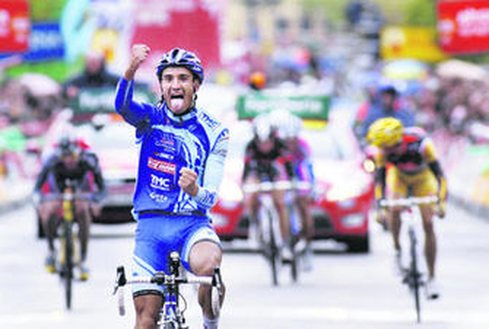 Juan José Cobo saca la lengua en señal de triunfo sobre la línea de meta de La Granja.