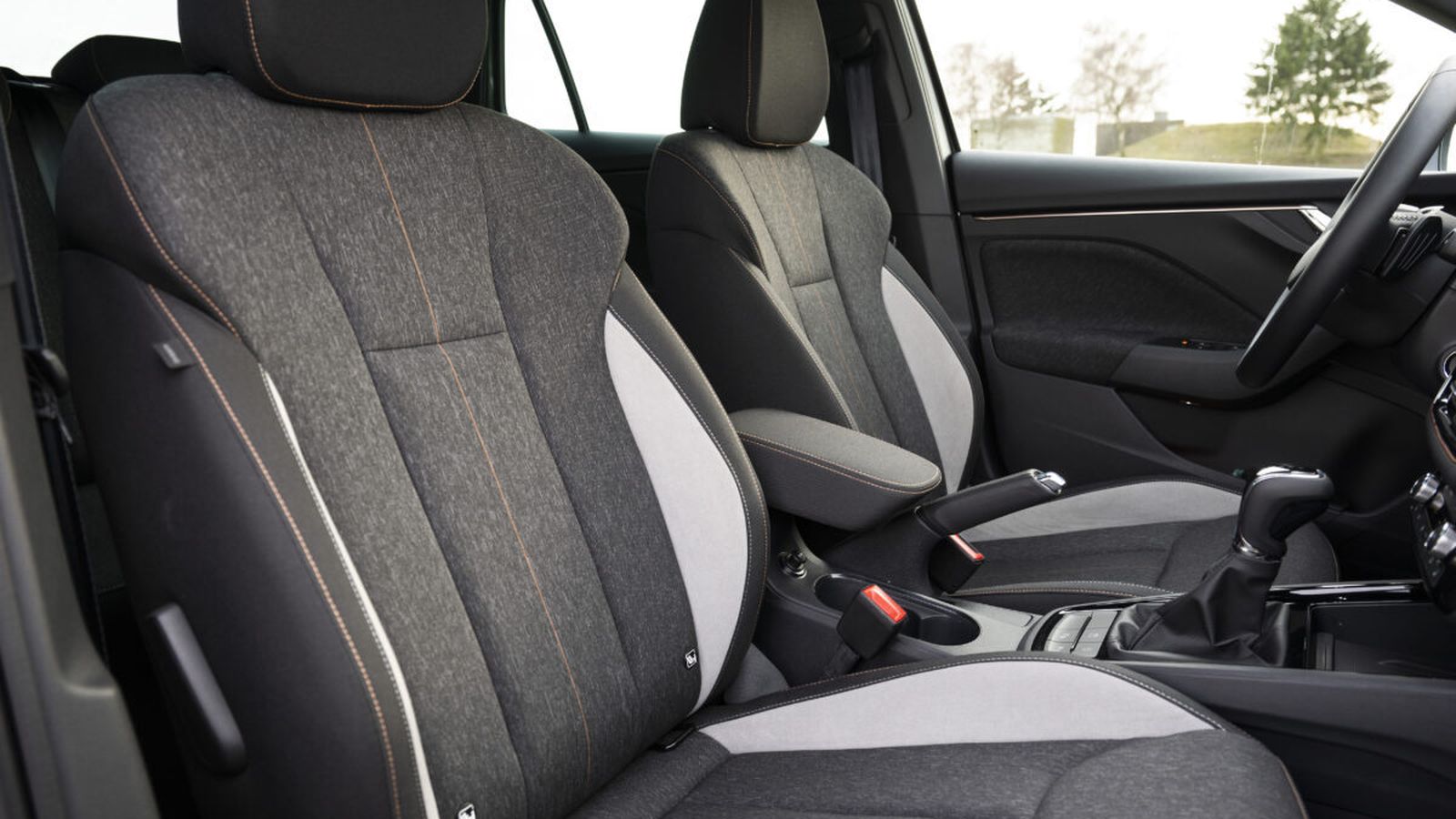 En los asientos hay ahora bolsillos para el teléfono móvil o un soporte para éste o una tablet que se fija a los reposacabezas para el uso de los pasajeros traseros.