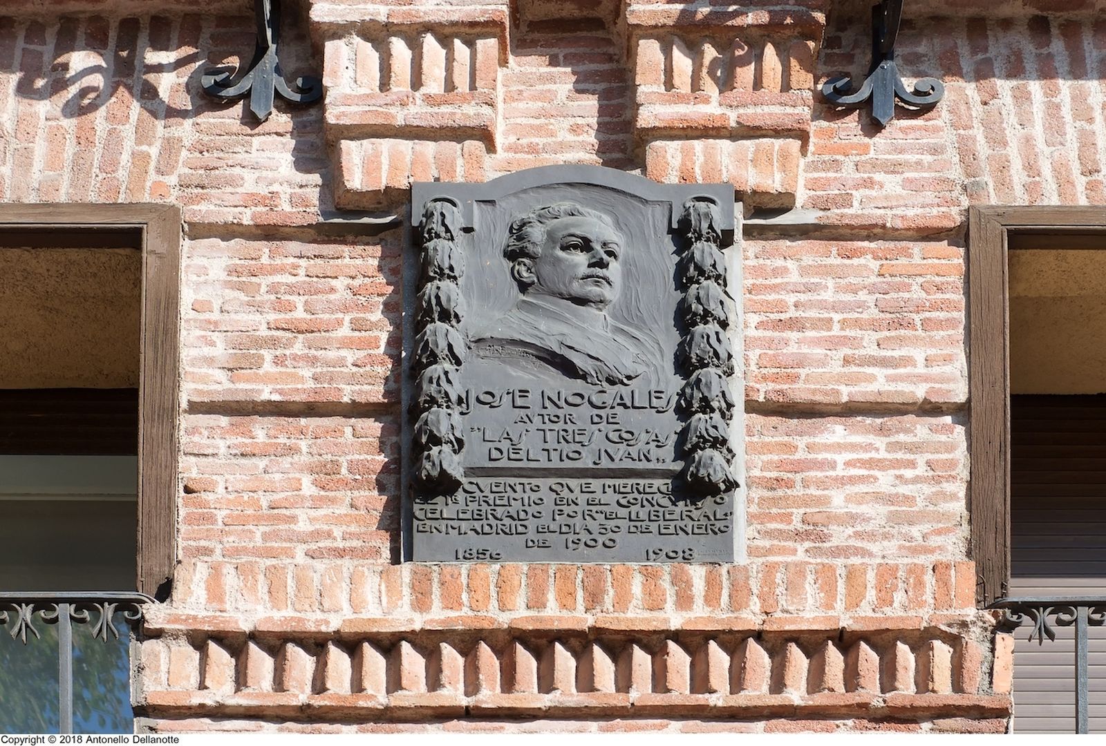 Placa de José Nogales en la que fue su casa de Madrid