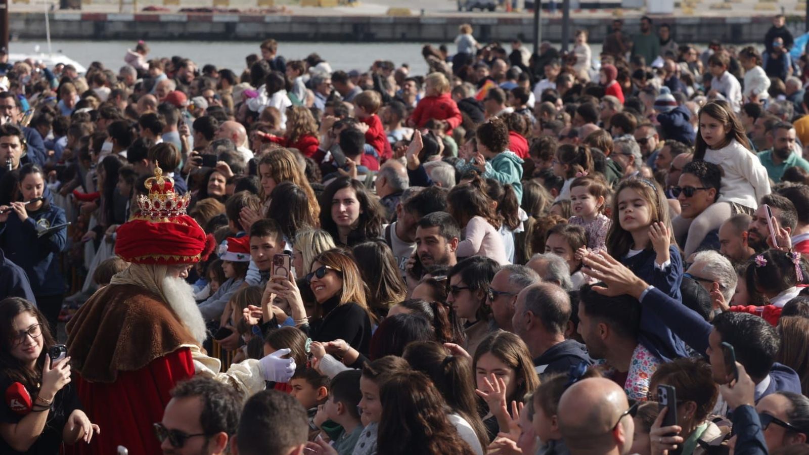 El arrastre de latas recorre Algeciras tras la borrasca Francis, dejando claro que hay mañanas en las que la ilusión va por delante del parte meteorológico.