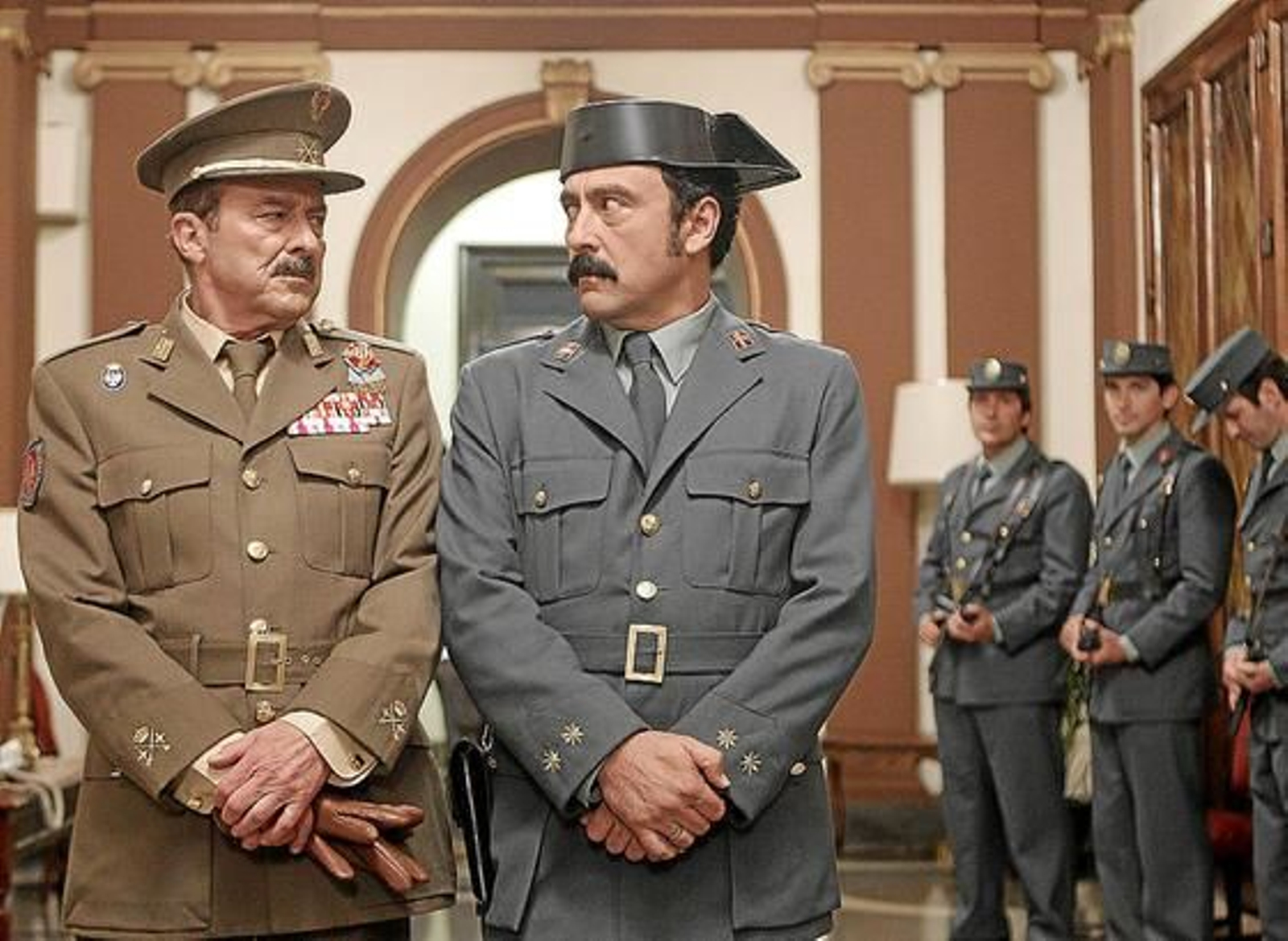 Paco Tous (d) y Juan Diego (i), que interpretan a Tejero y Armada en la película '23F'. Un símbolo de la superación de la coyuntura del golpe de Estado.