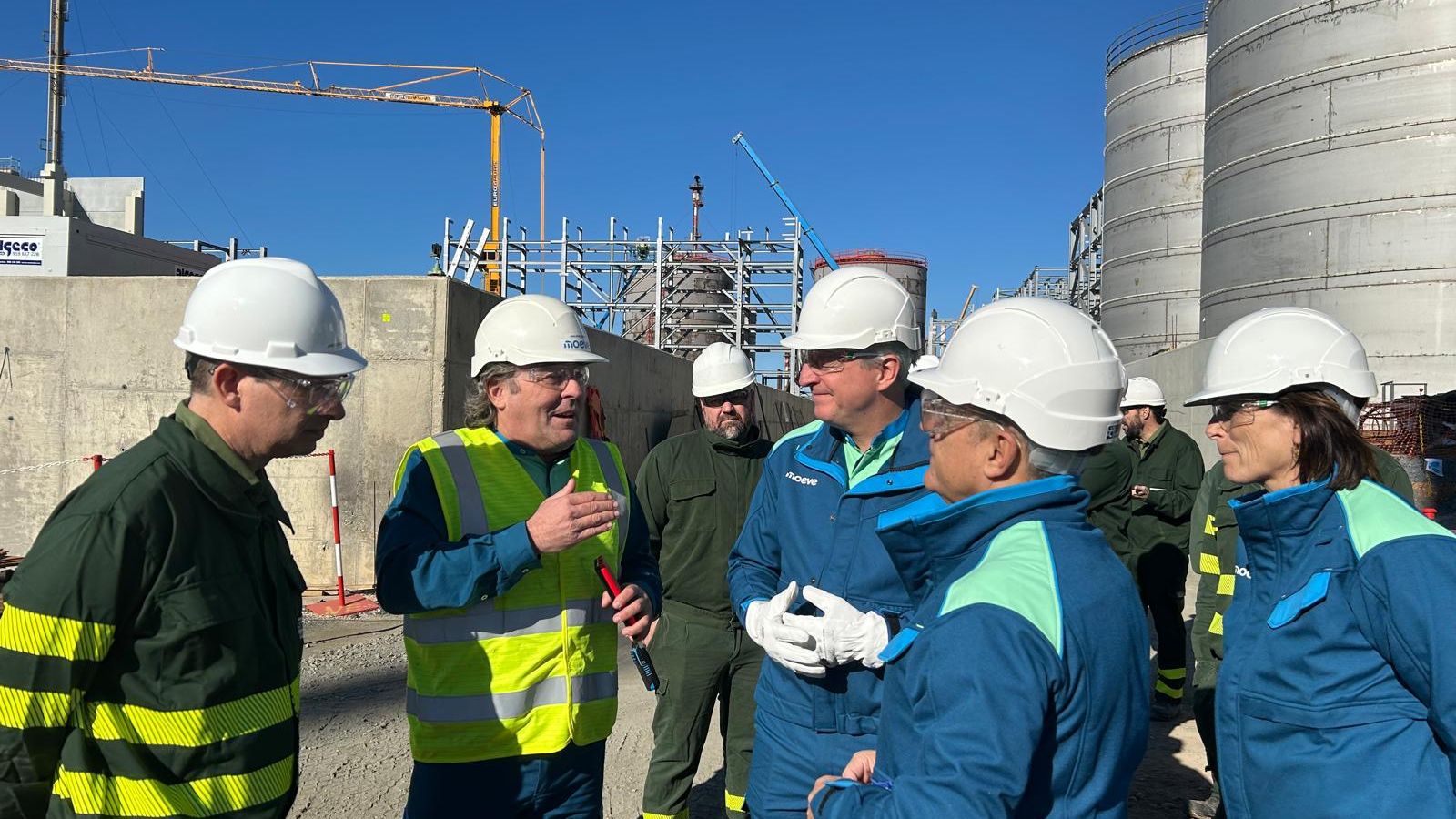Una imagen de la visita del CEO de Moeve a las obras de la nueva planta de biocombustibles 2G.