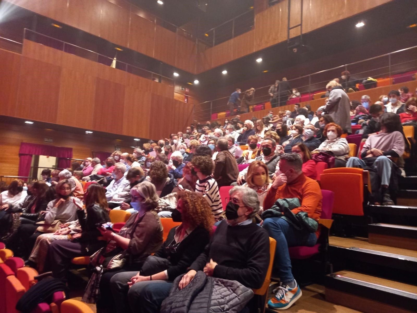 Asistentes a una obra en el teatro Echegaray