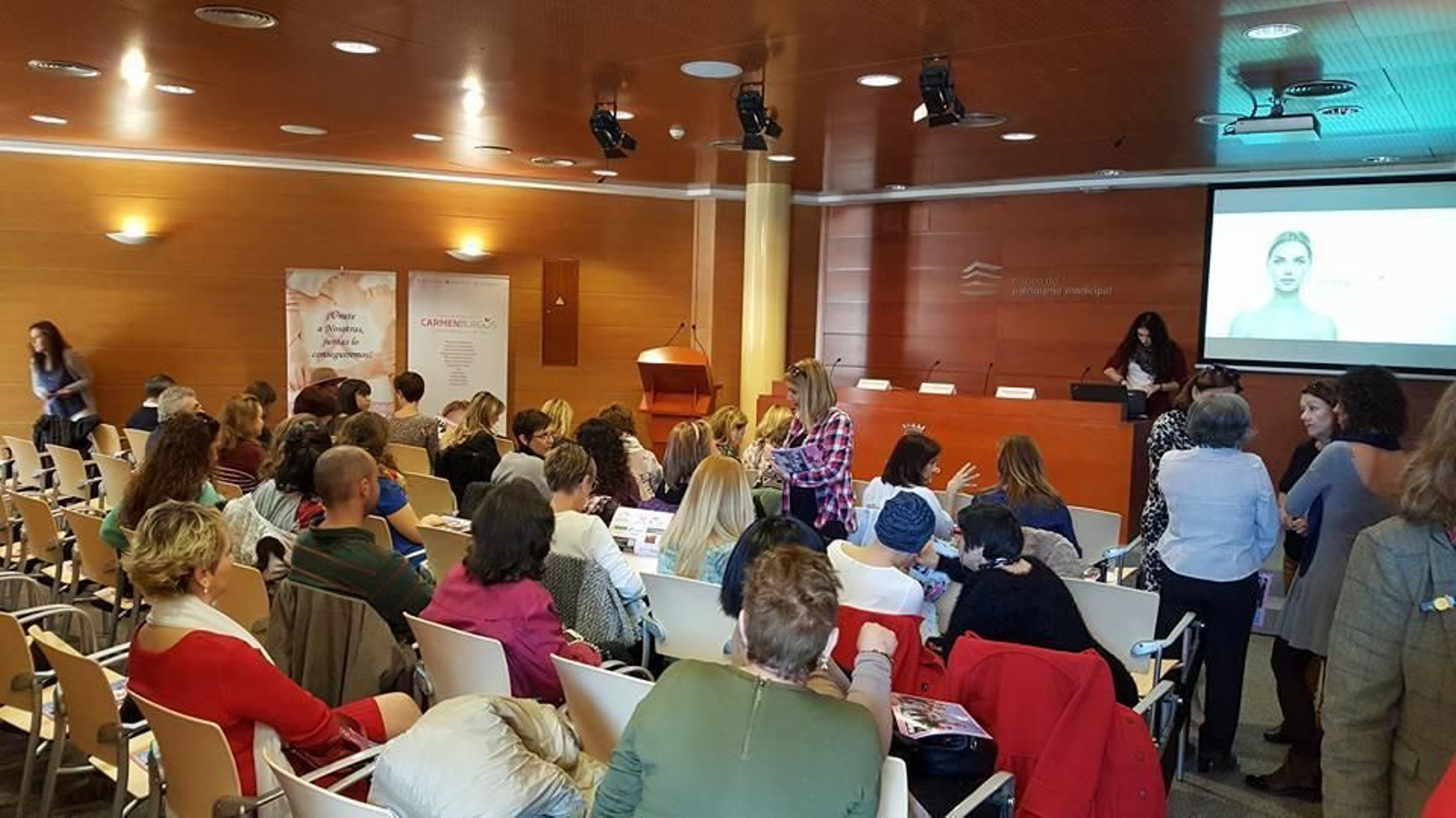 La sala del MUPAM llena hasta la bandera, justo antes del inicio de las jornadas de estética oncológica.