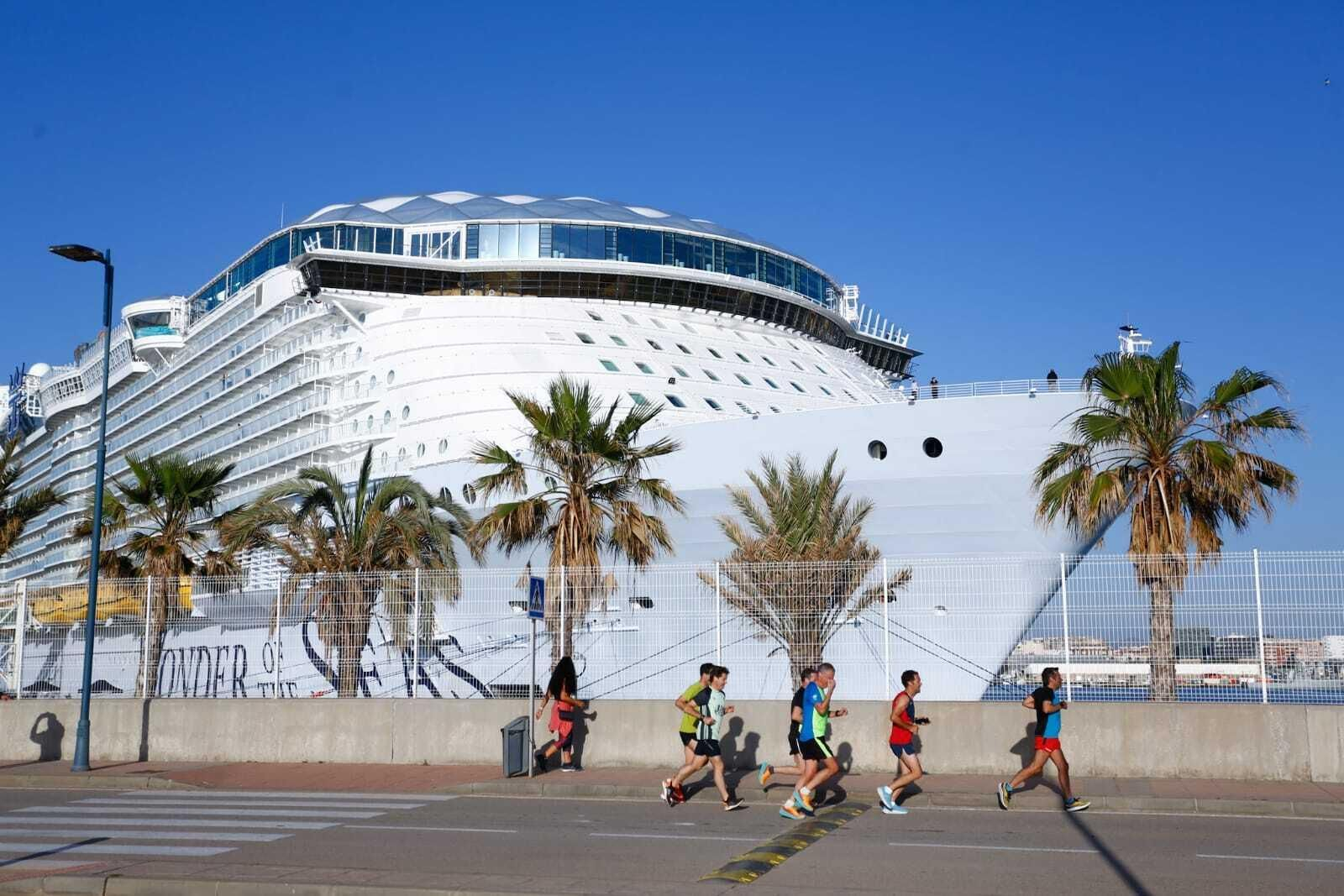 Los deportistas más madrugadores corren con la vista del 'Wonder'.
