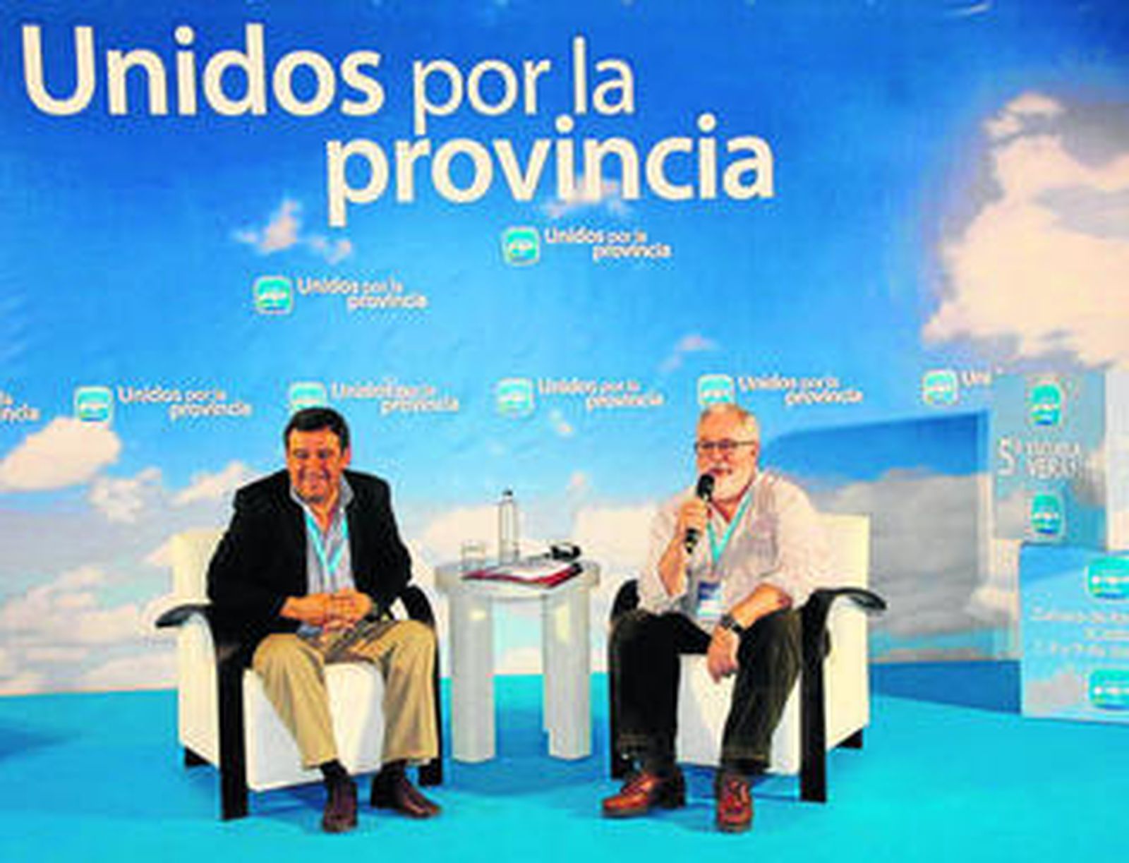 Arias Cañete y José Loaiza, durante la intervención del ministro ayer en el hotel Atlanterra.