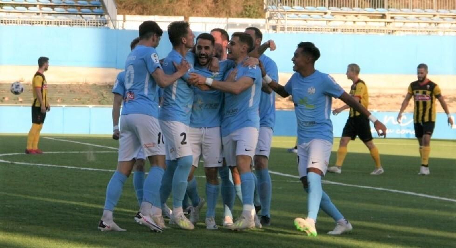 Mario Ruiz celebra su tanto con sus compañeros ante la presencia de Becken y Joel.