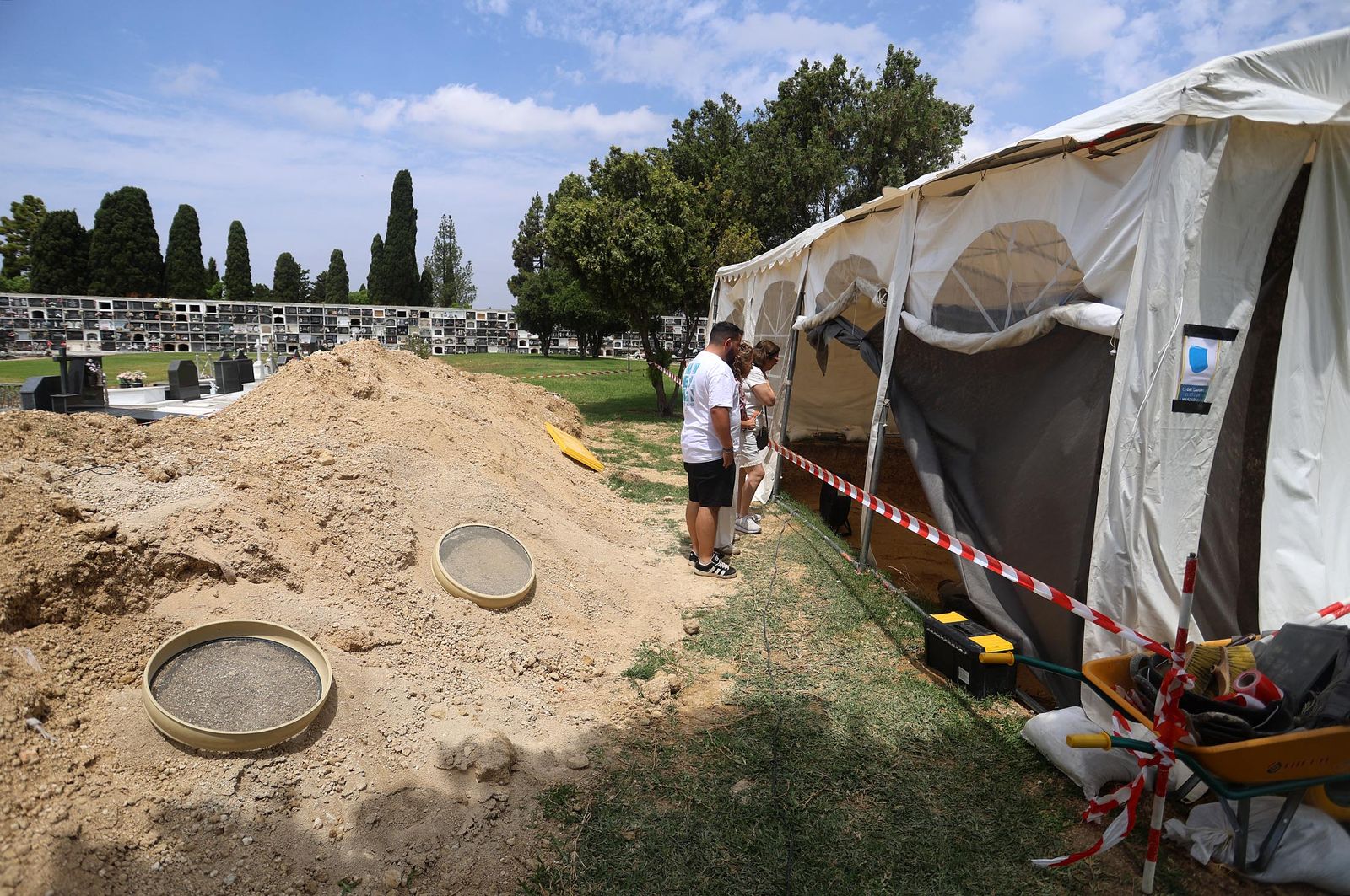 Imágenes de la visita a los trabajos de exhumación en las fosas comunes del Cementerio de La Soledad