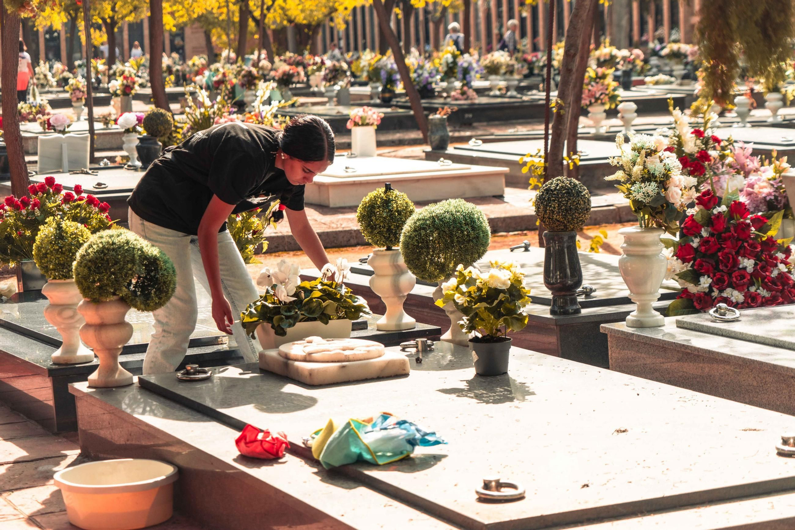 Las imágenes del Día de los Santos en el cementerio de Granada
