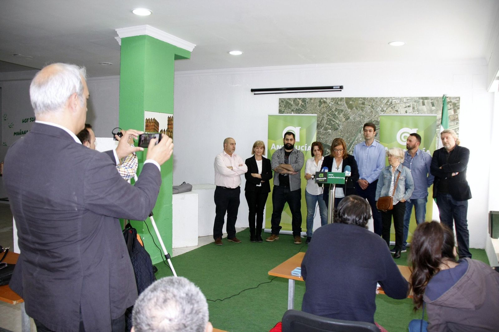 Antonio Jesús Ruiz (a la izquierda), haciendo una foto a la nueva gestora local de Andalucía X Sí.