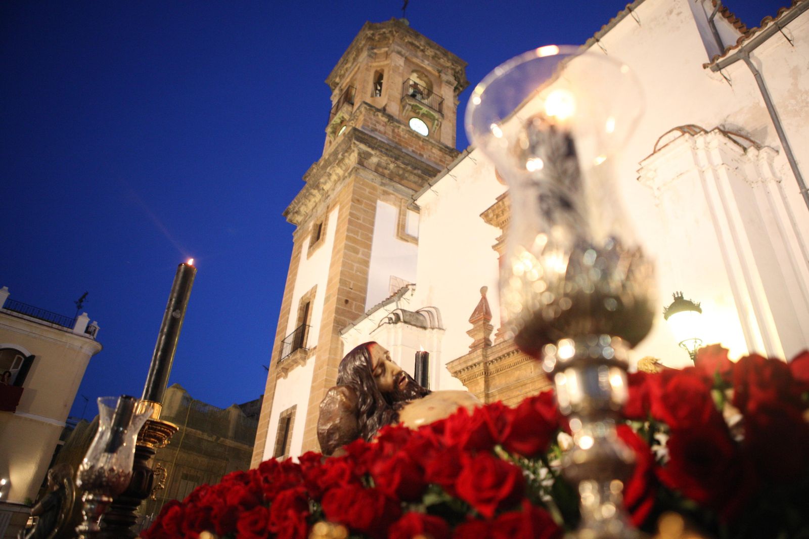El Cristo Yacente, a su salida con la torre de la Palma como testigo de excepción.