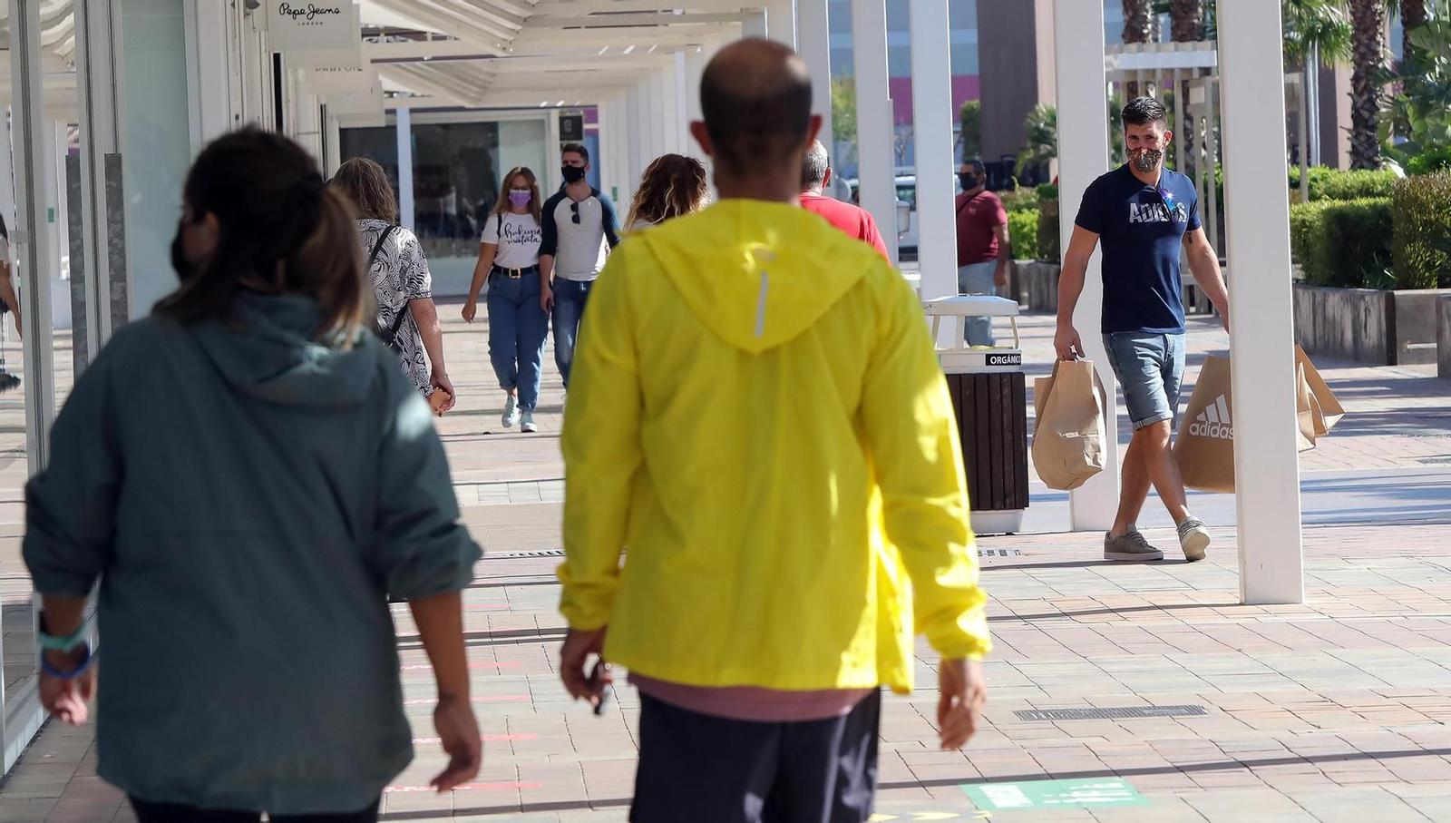 Normalidad en los bares y los centros comerciales en el último día del puente de Todos los Santos.