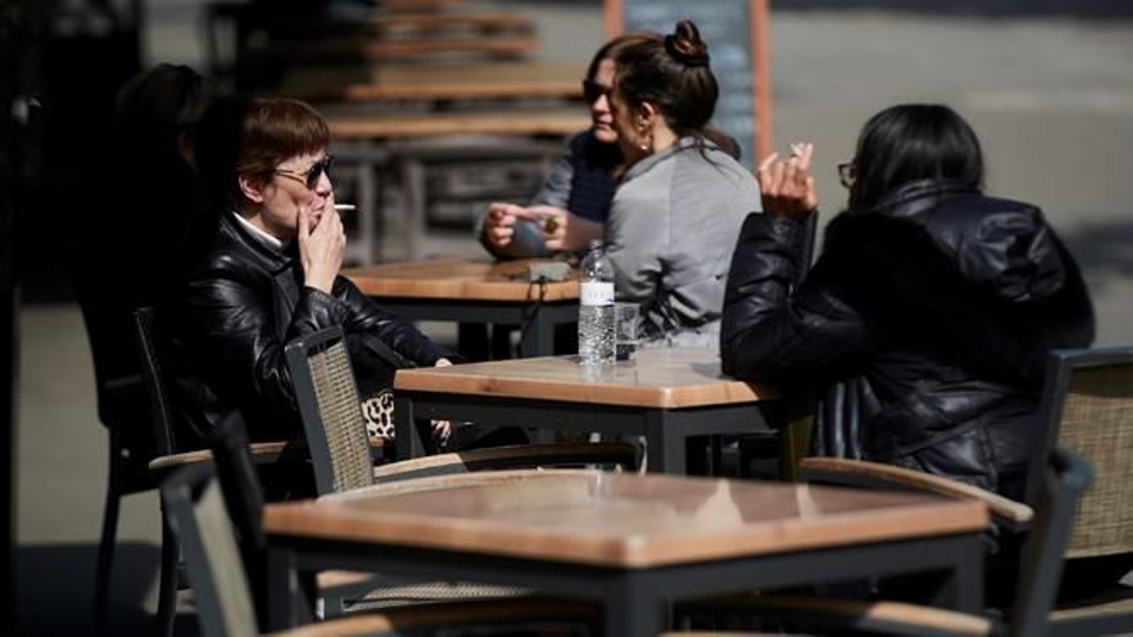 Clientes en una terraza de Barcelona.