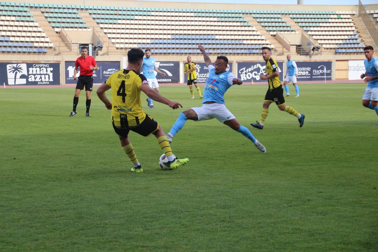 Becken controla el balón sobre el césped del Municipal de Santo Domingo.