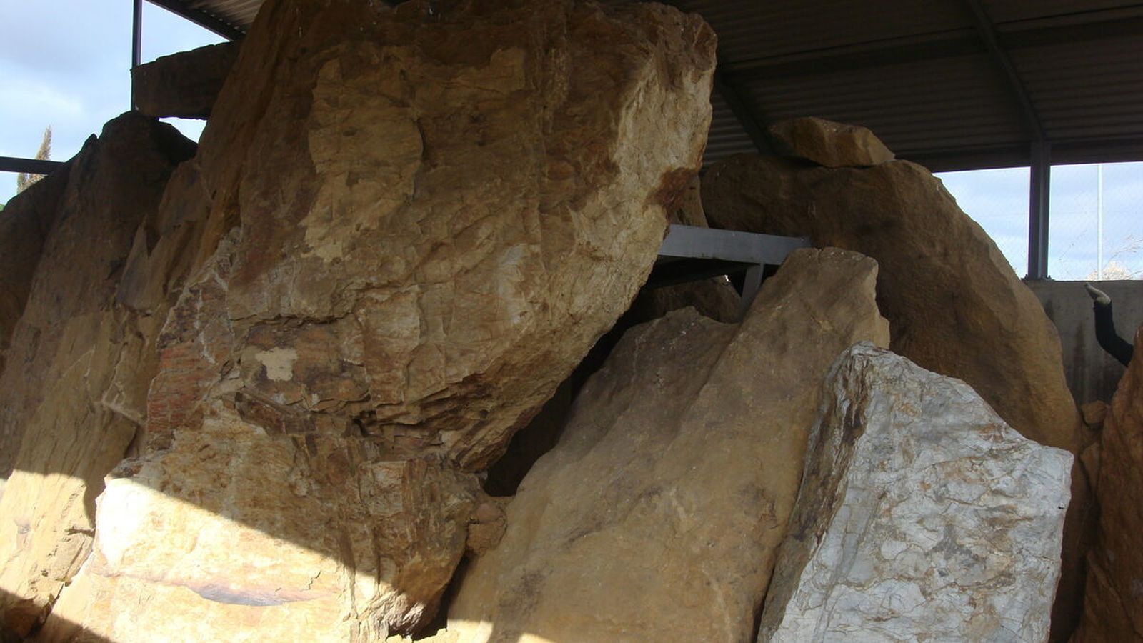 El dolmen está compuesto por 12 ortostatos de 3 metros de altura