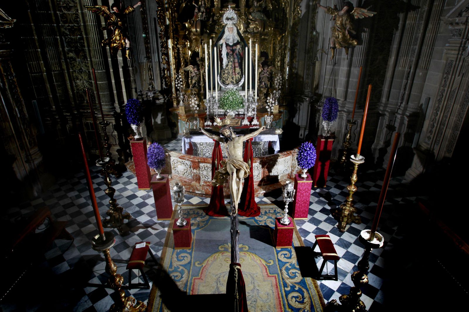Santo Crucifijo de la Salud en función de besapiés en San Miguel.