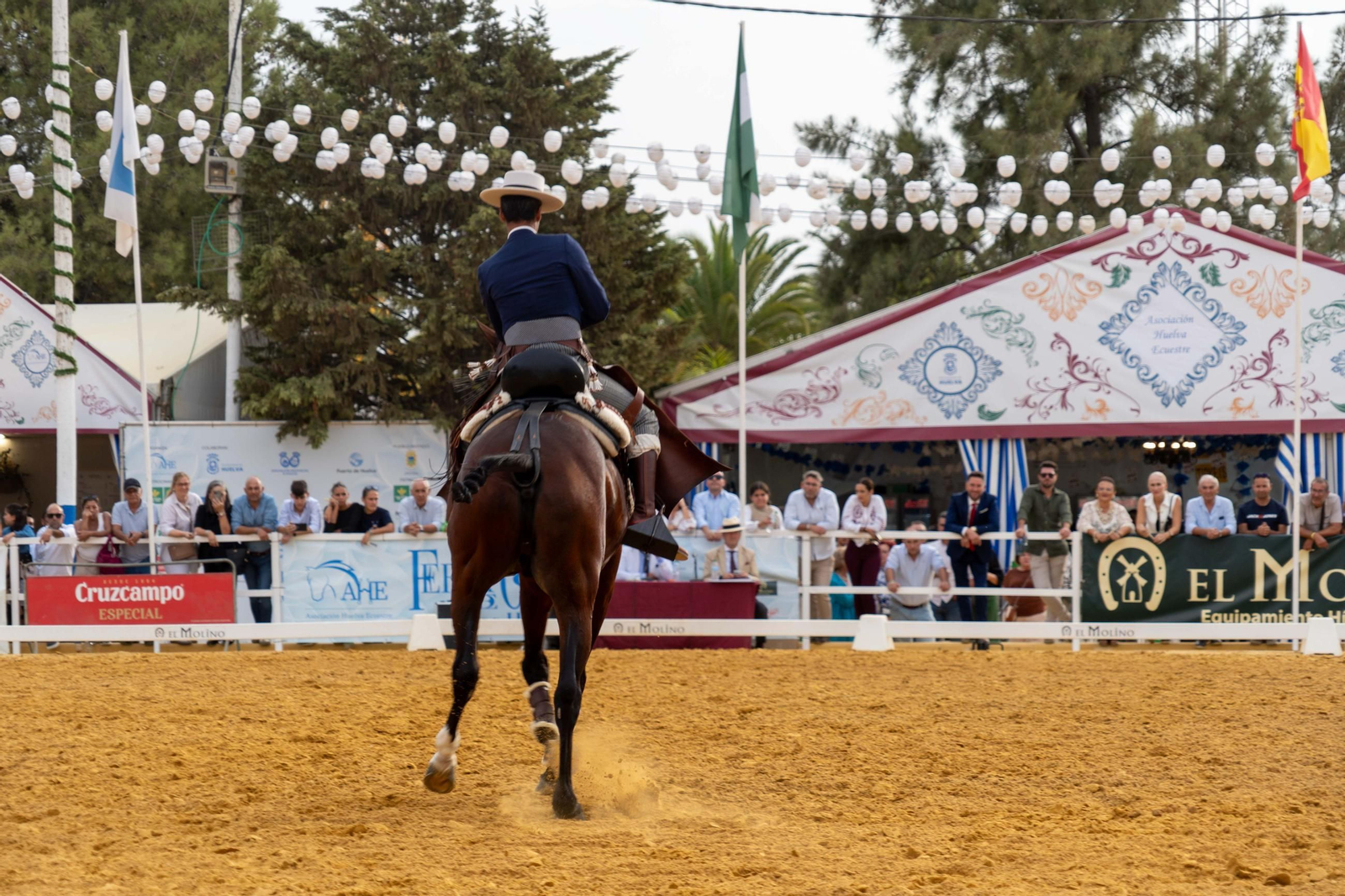 Imágenes del ambiente del ambiente de la tarde del domingo en la Feria de Otoño y del Caballo 2025 de Huelva