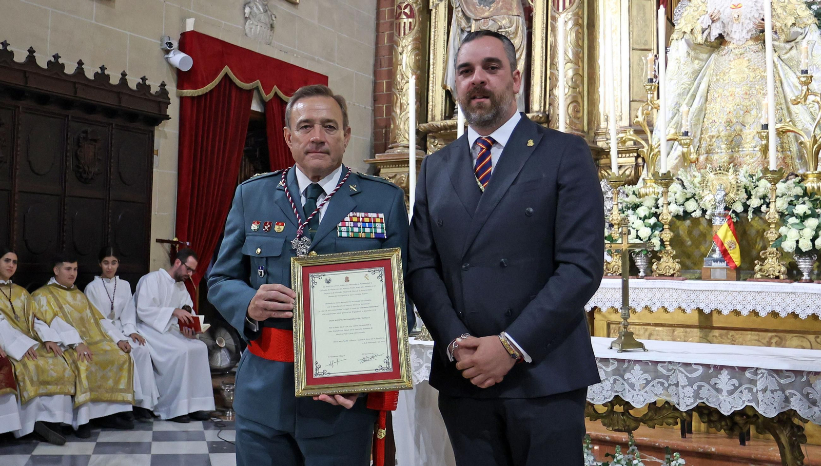 Imágenes de la entrega del fajín de Rodríguez del Castillo a Madre de Dios de la Misericordia