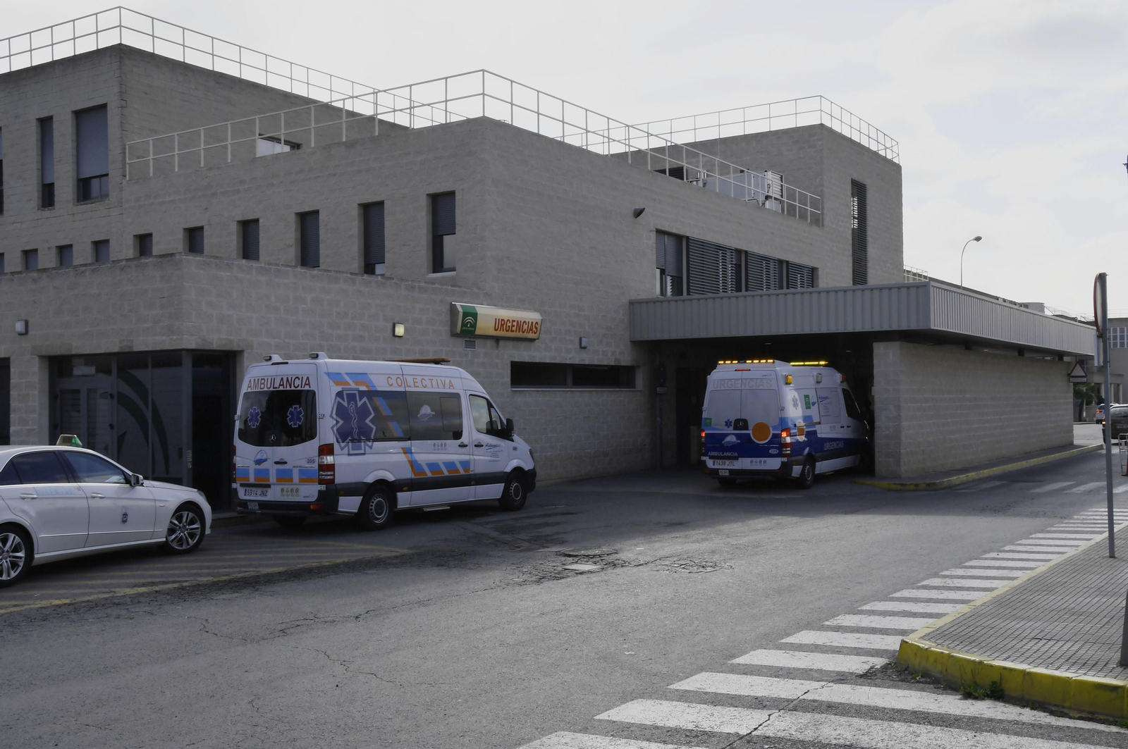 Entrada a los servicios de Urgencias del Juan Ramón Jiménez.