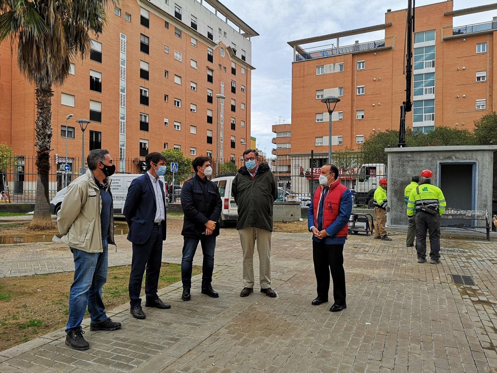 Los delegados de Transición Ecológica, David Guevara, y de San Pablo-Santa Justa, Francisco Páez, han visitado las obras de perforación del nuevo pozo en la Plaza de la Rosaleda. Los delegados de Transición Ecológica, David Guevara, y de San Pablo-Santa Justa, Francisco Páez, han visitado las obras de perforación del nuevo pozo en la Plaza de la Rosaleda.