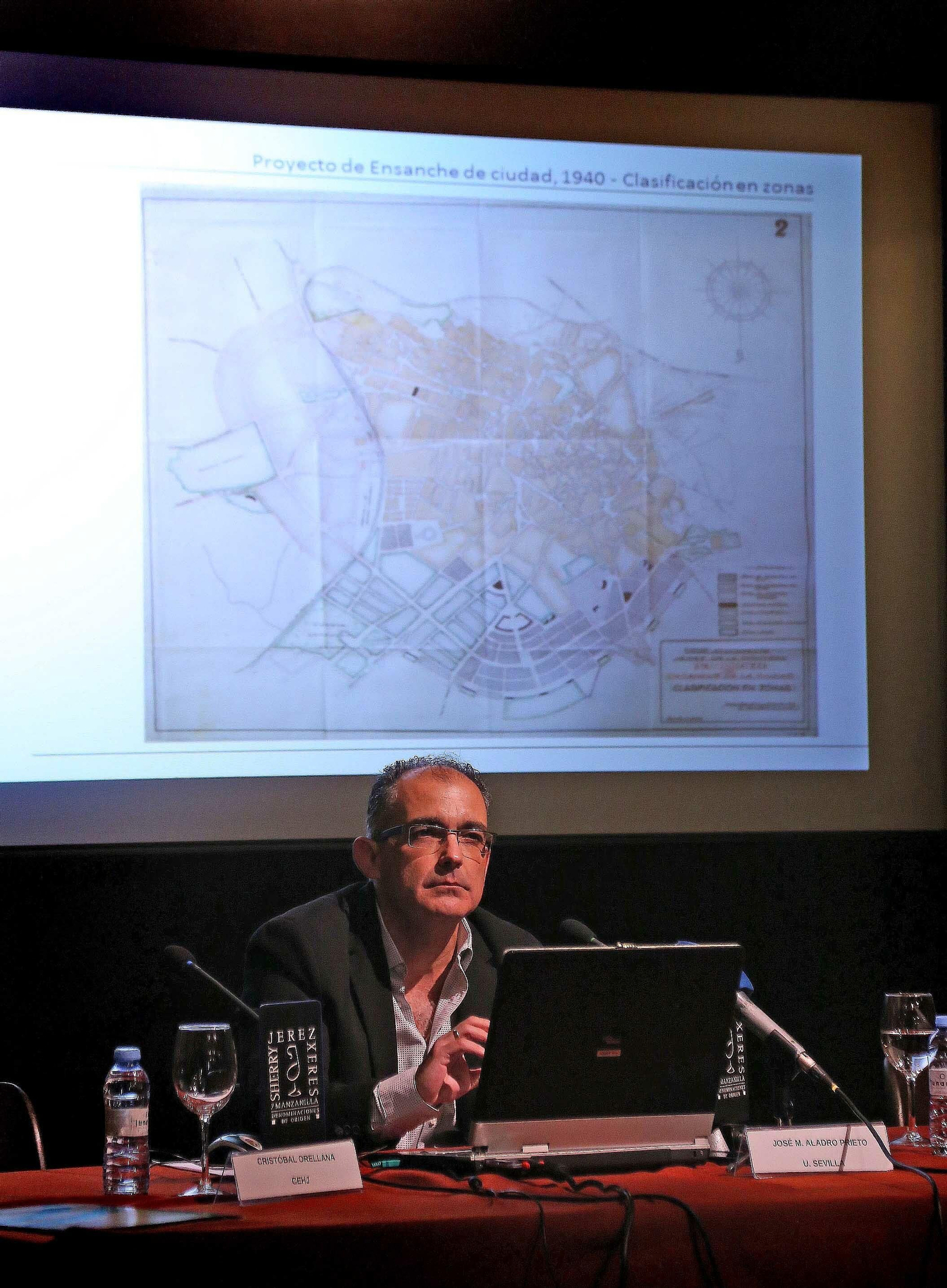 José Manuel Aladro, durante una conferencia. José Manuel Aladro, durante una conferencia.