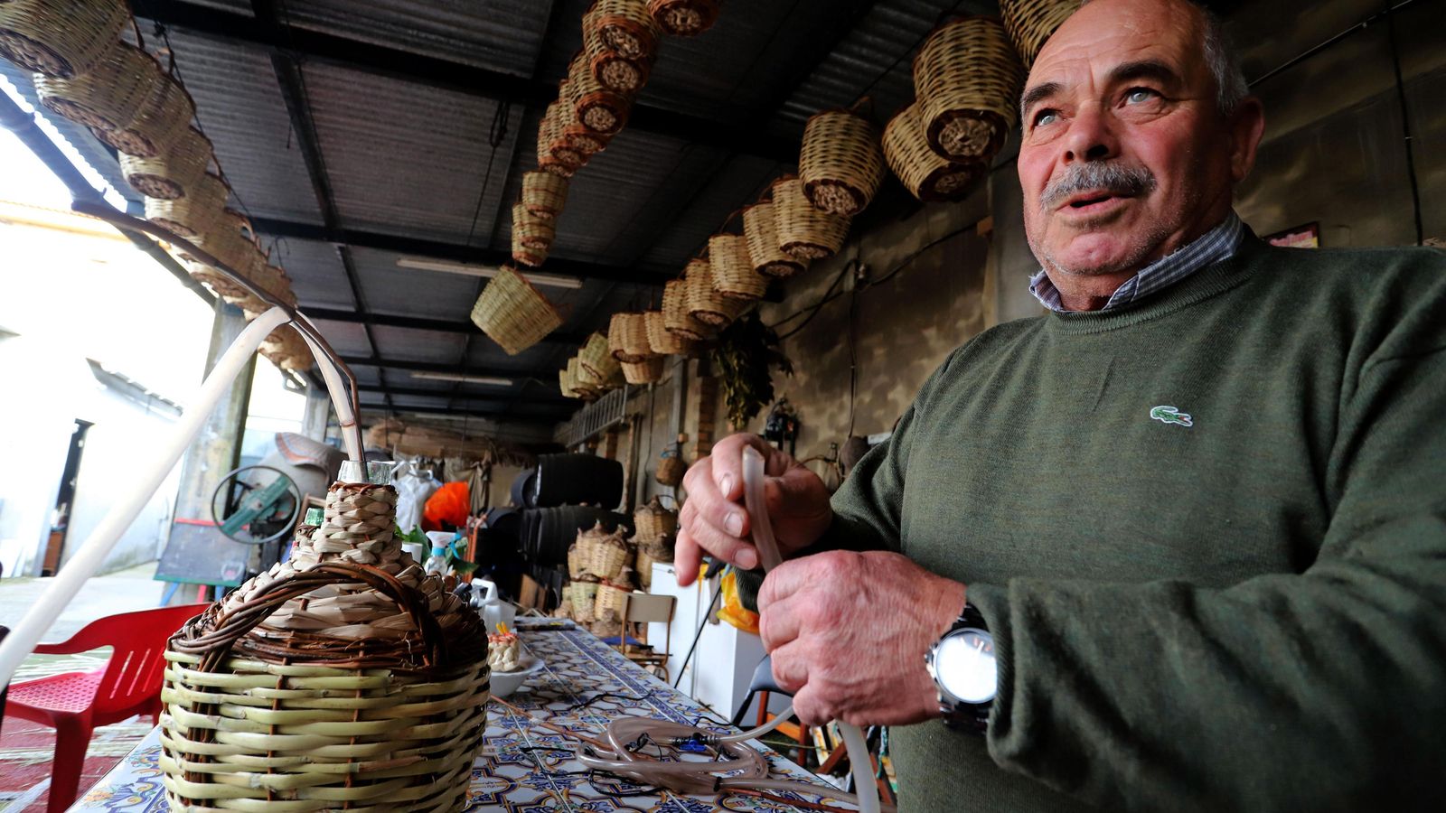 José conversa mientras expone su trabajo.