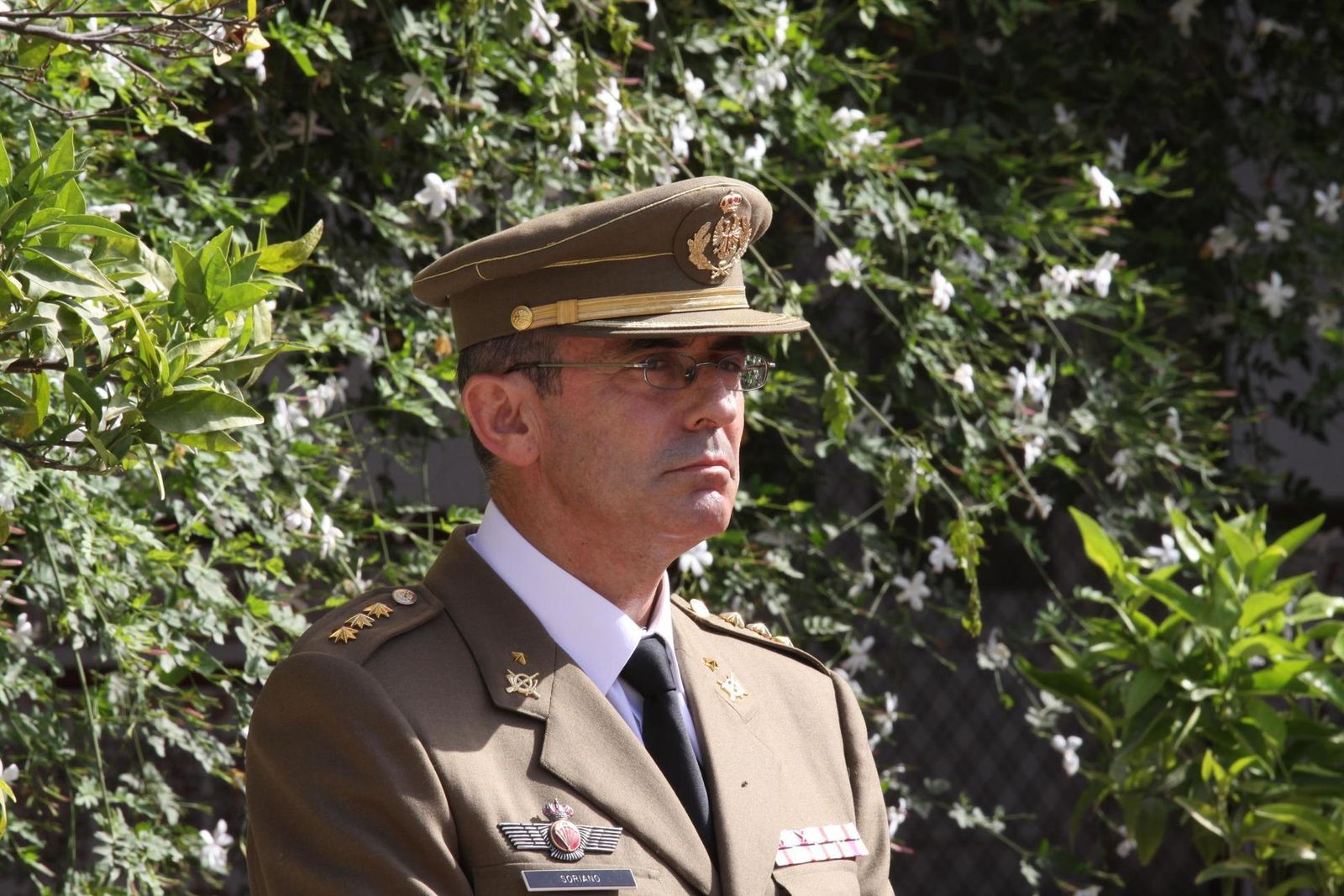 La ministra de Defensa y el rector de la Universidad de Almería en la firma del convenio de colaboración.