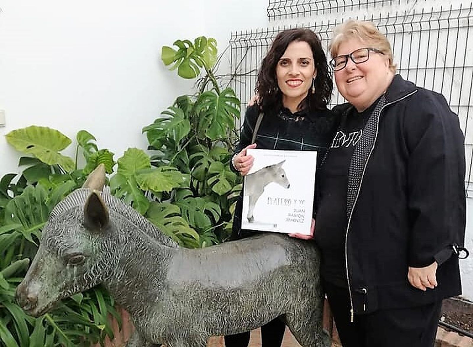 Mariquina Ramos y Dory Ruiz con la obra ‘Platero y yo’ editada por Soldesol.