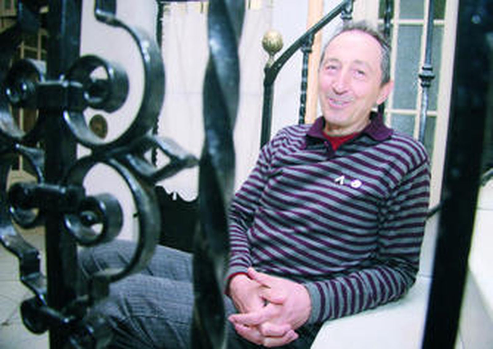 José Ángel Lozoya, miembro fundador de Hombres por la Igualdad en Sevilla, posa con el lazo blanco.