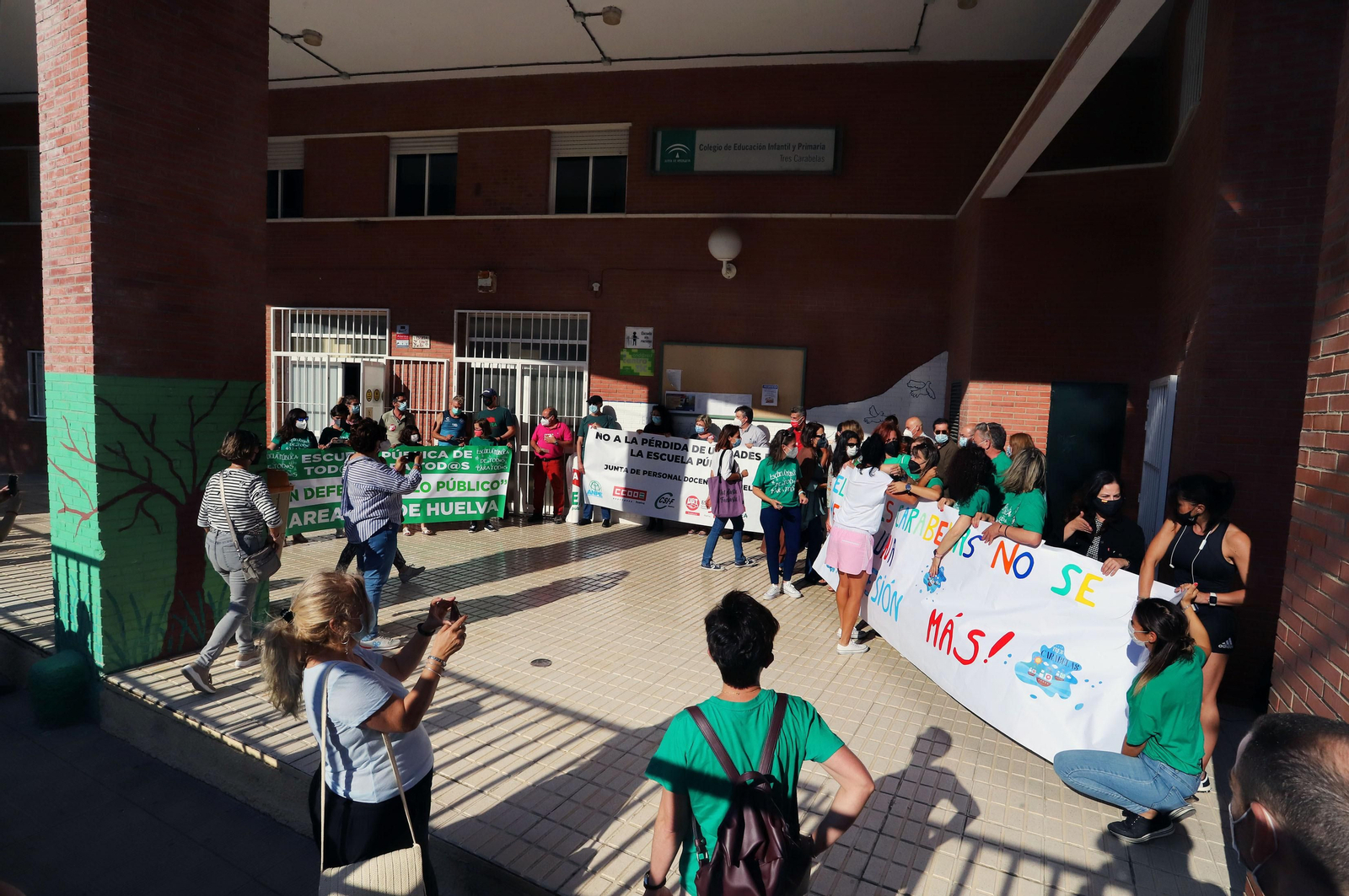 Imágenes de la concentración de profesores, padres y alumnos del Colegio Tres Carabelas