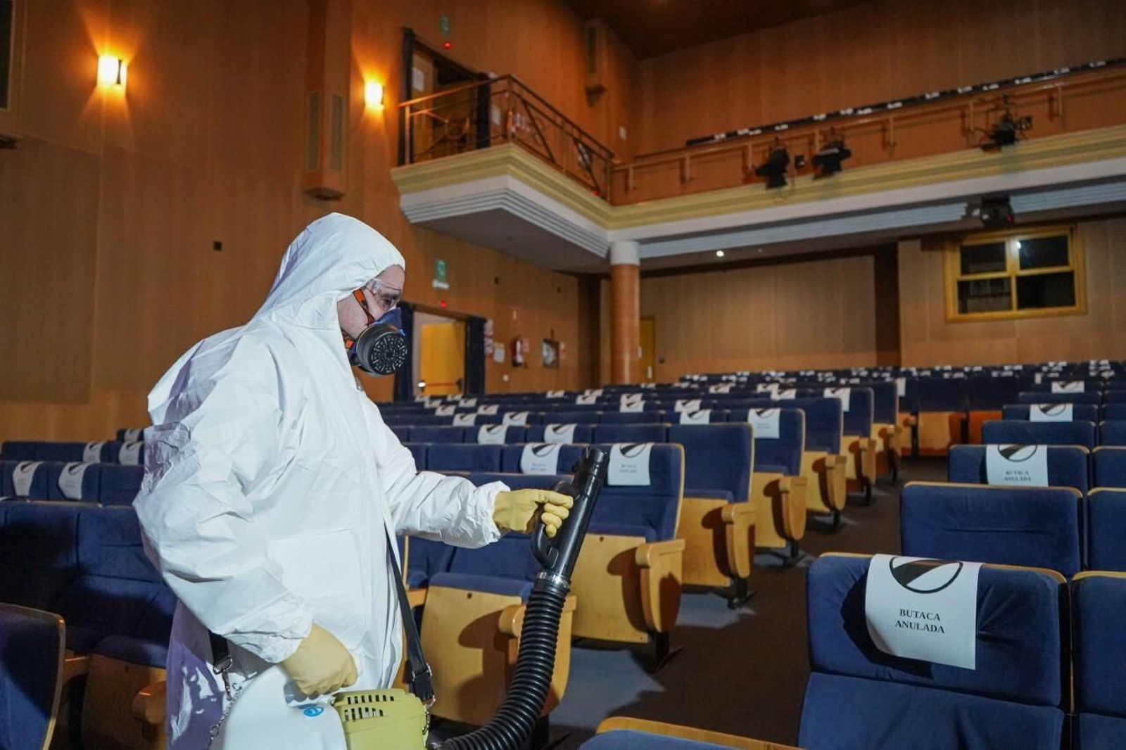 Trabajos de limpieza en el Teatro Moderno.