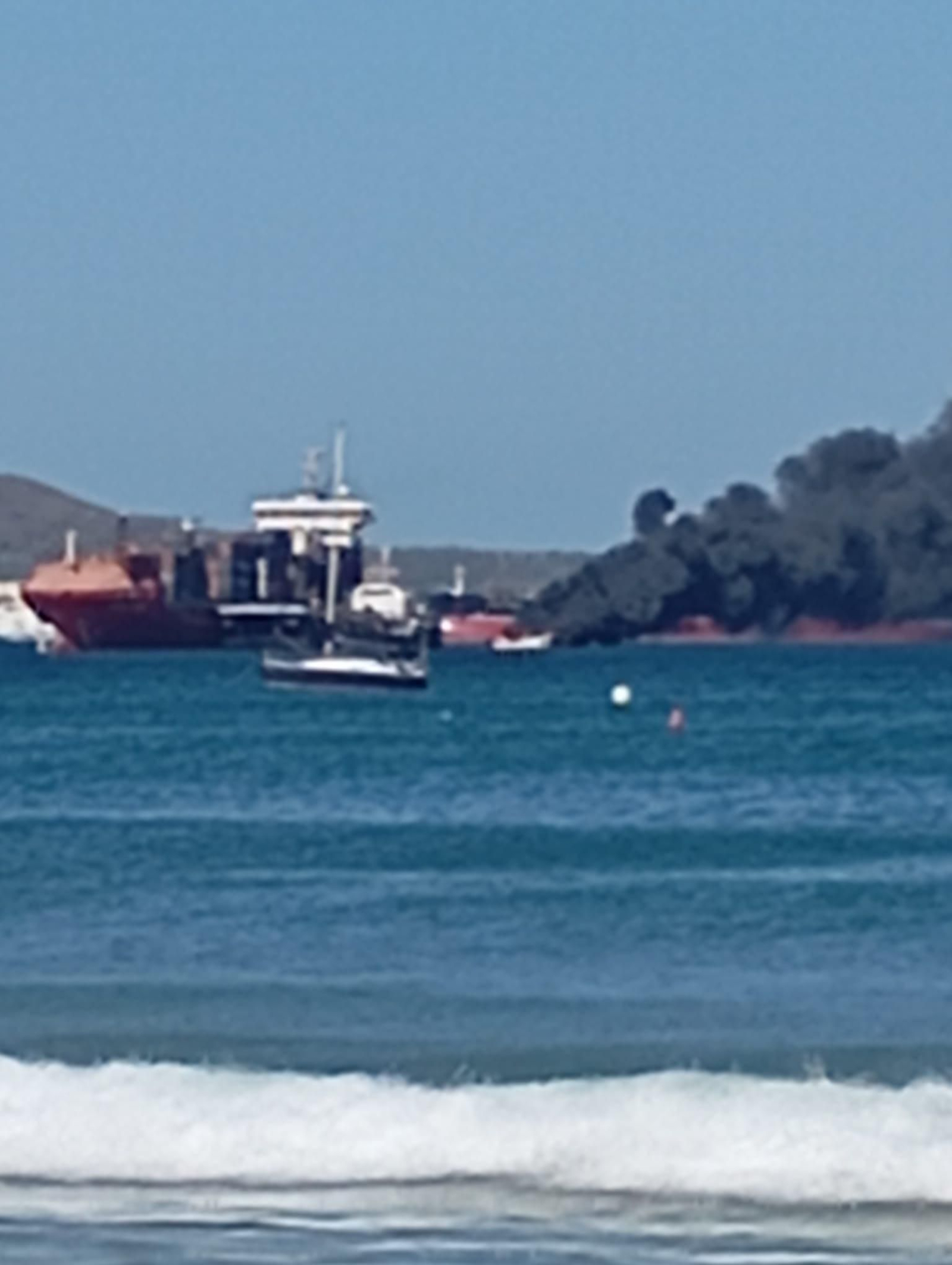Fotografías desde la costa del incendio de un embarcación de la bahía de Algeciras