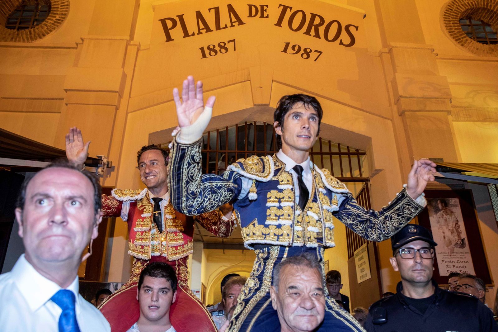Sebastian Castella (d) junto a 'Rafaelillo' (i), salen a hombros por la puerta grande de la plaza de toros de La Condomina.