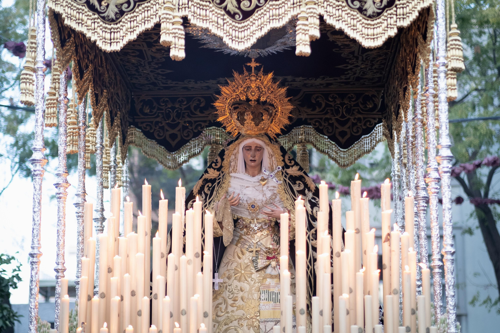 La procesión extraordinaria de la Virgen de los Dolores del Cerro del Águila, en imágenes