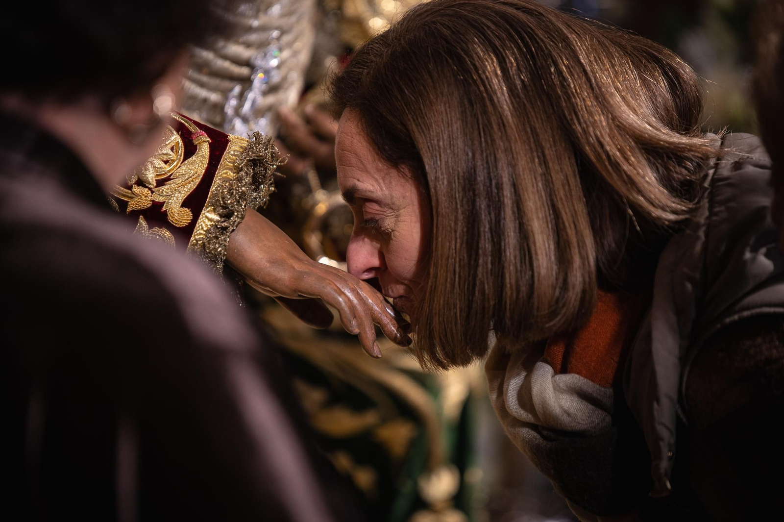 Imágenes del besamanos a la Esperanza de Triana en la Capilla de los Marineros